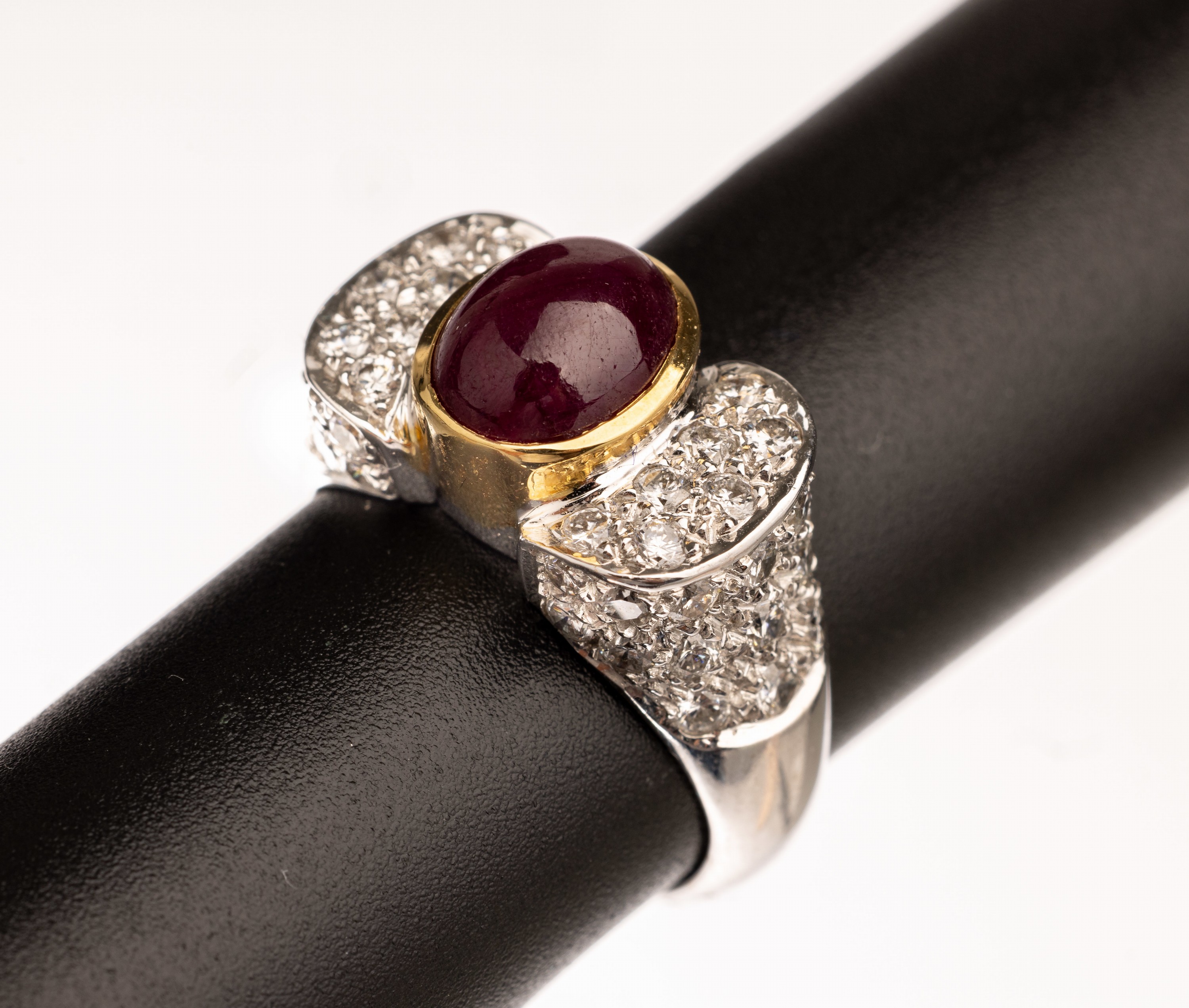 18 kt Gold Rubin Brillant Ring, GG/WG 750/000, mittig ovaler Rubincabochon in GG gefasst ca. 3.80 ct Brillanten zus. ca. 1.66 ct Weiß/si, RW 55, ...
