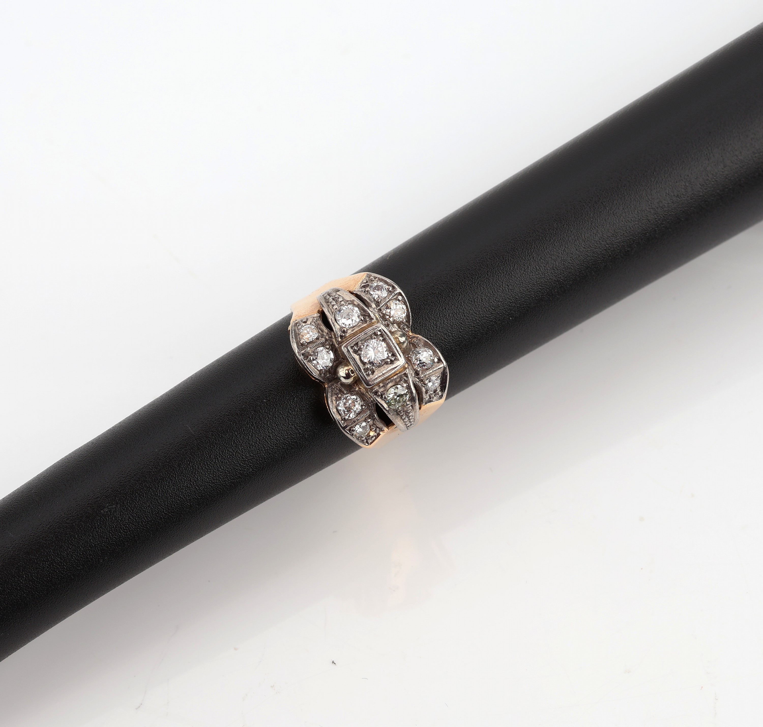 18 kt Gold Diamant-Ring, RoseG/WG 750/000, um 1940, Diamanten zus. ca. 0.40 ct l.get.Weiß/si-p1, Millegriffverz., RW 54, ca. 8.1 g