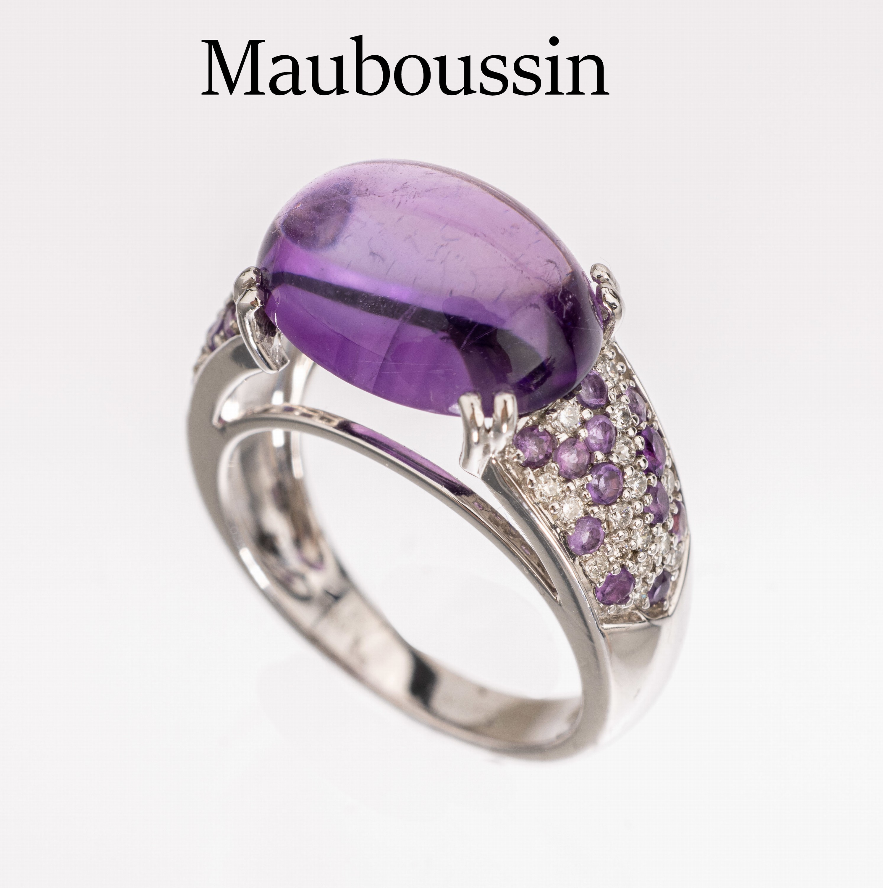 18 kt Gold MAUBOUSSIN Amethyst-Brillant-Ring, WG 750/000, Amethystcabochon und 24 rundfacett. Amethyste zus. ca. 2.00 ct, Brillanten zus. ca. 0.20 ...