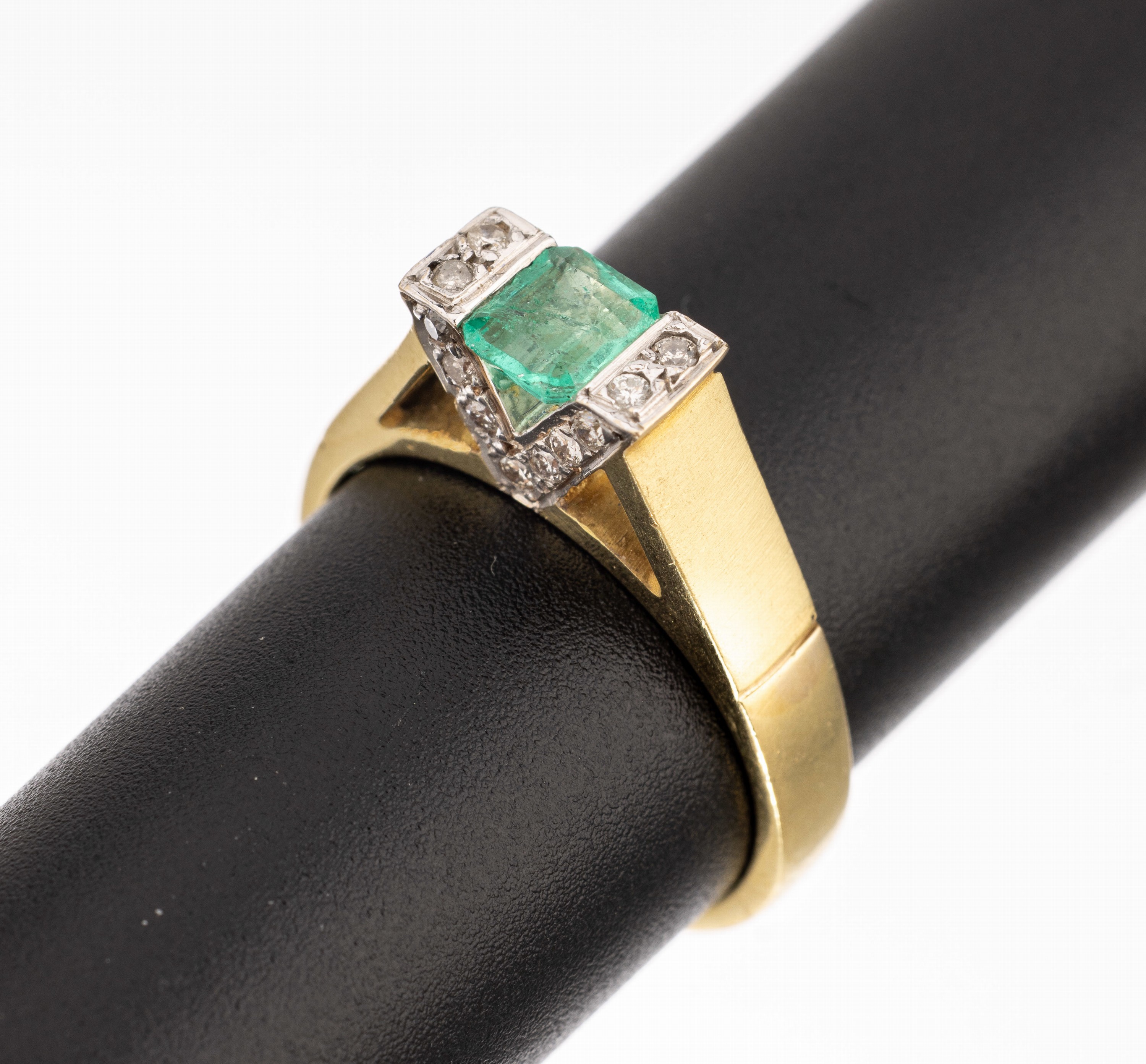 18 kt Gold Smaragd-Diamant-Ring, GG 750/000, Smaragd im Emerald Cut ca. 1.00 ct, 18 Brillanten in WG gefasst zus. ca. 0.50 ct Weiß/si, ca. 8.1 g, ...