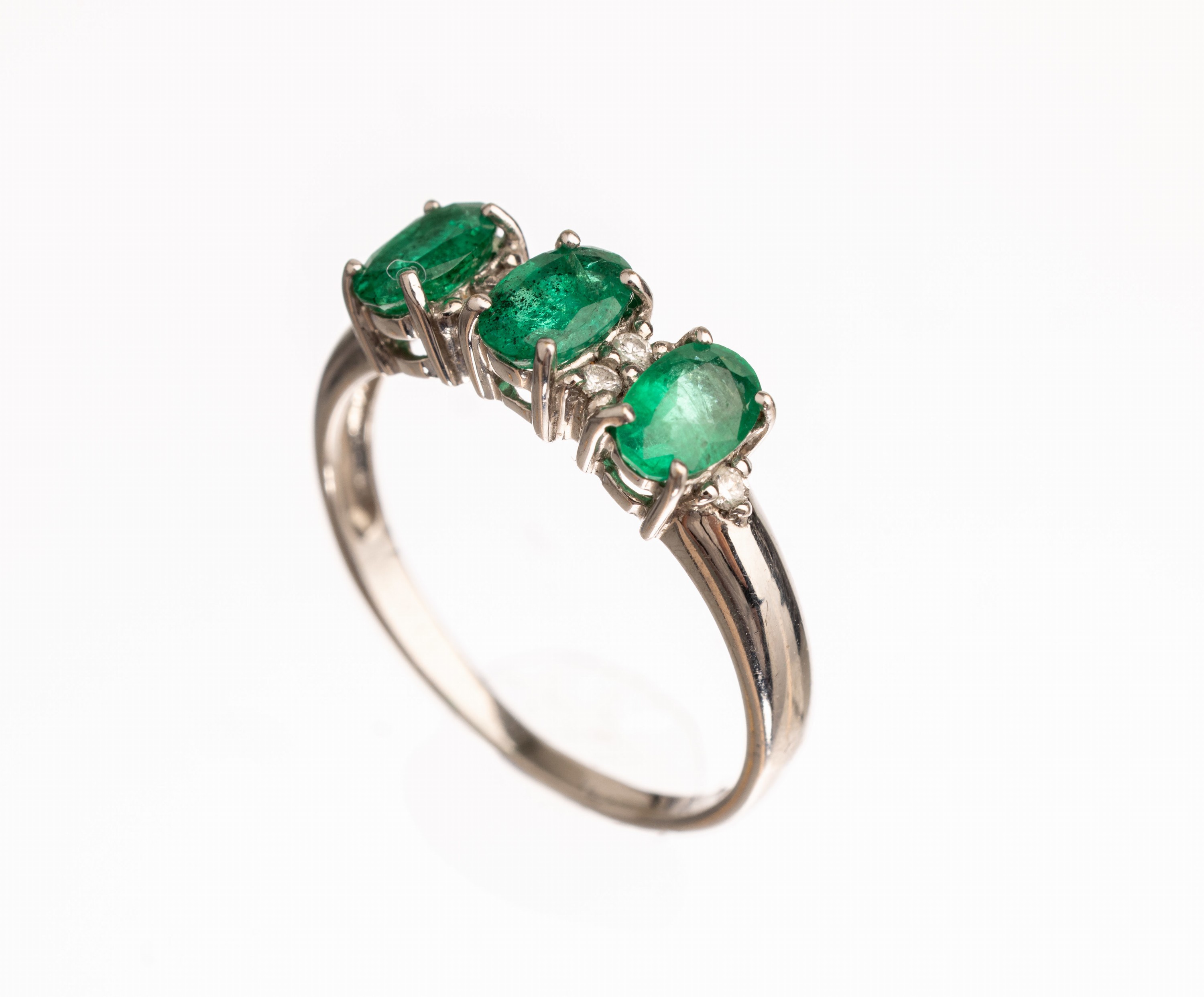 14 kt Gold Smaragd-Diamant-Ring, WG 585/000, 3 ovalfacett. Smaragde zus. ca. 1.50 ct, 6 kl. Diamanten zus. 0.08 ct Weiß/si, RW 59, ca. 3.5 g