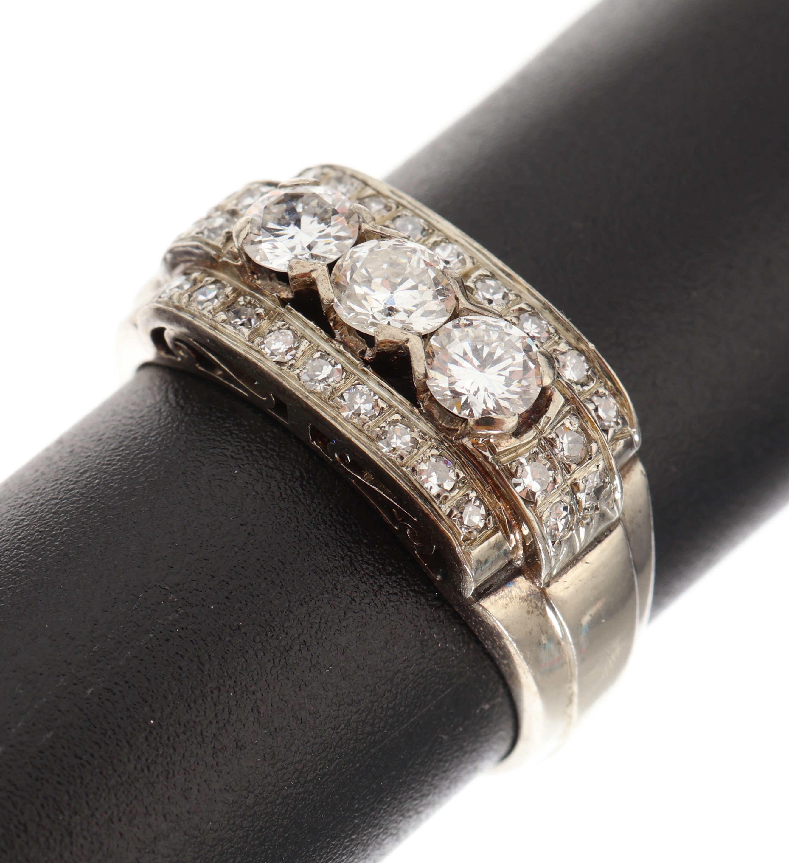 14 kt Gold Diamant-Ring, WG 585/000, 3 Brillanten und 26 8/8-Diamanten zus. ca. 0.93 ct Weiß/si, ca. 6.0 g, RW 56
