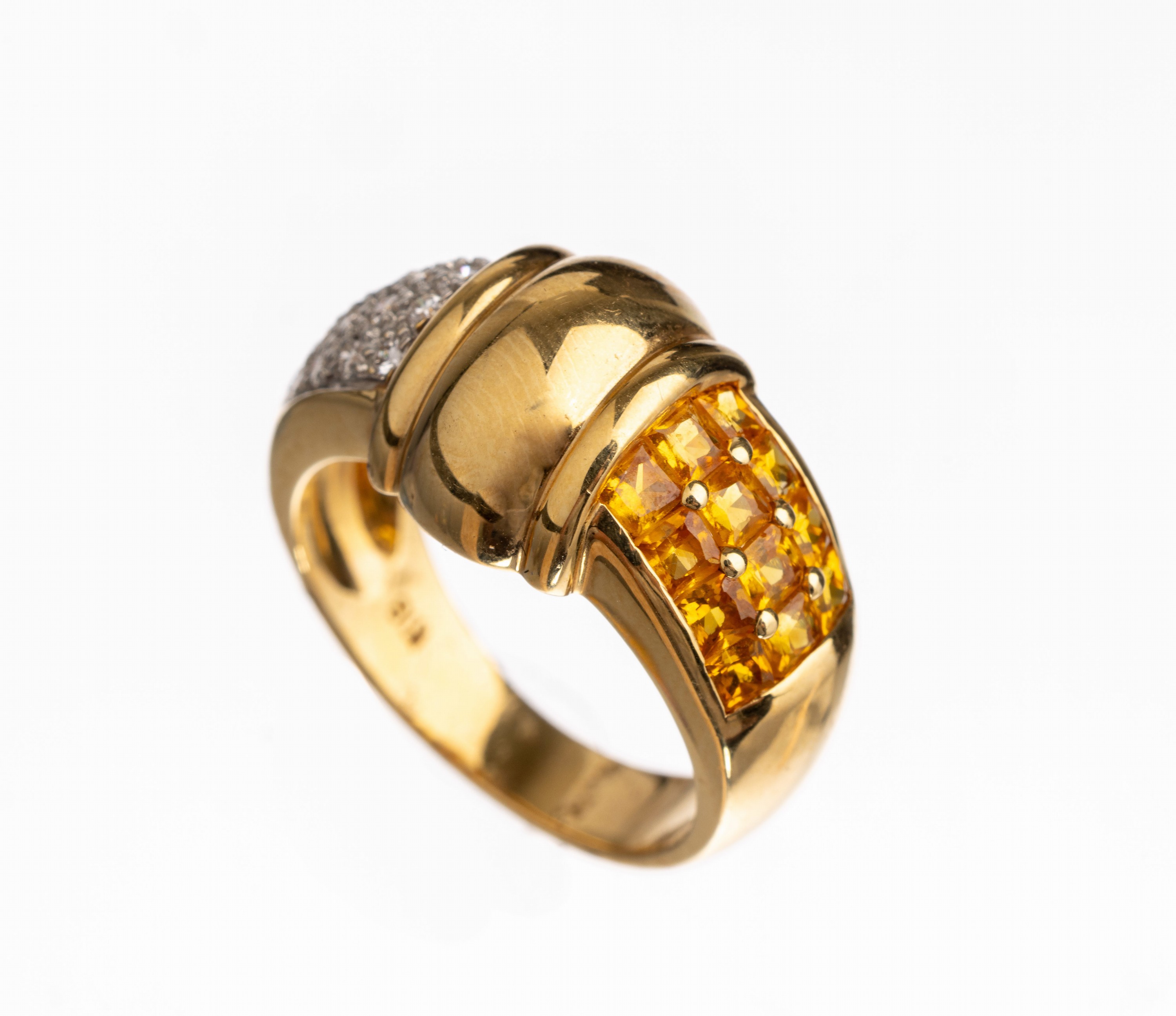 18 kt Gold Saphir Brillant Ring, GG 750/000, 12 facett. gelbe Saphir-Carrees zus. ca. 1.30 ct, 18 in WG gefasste Brillanten zus. ca.0.27 ct ...