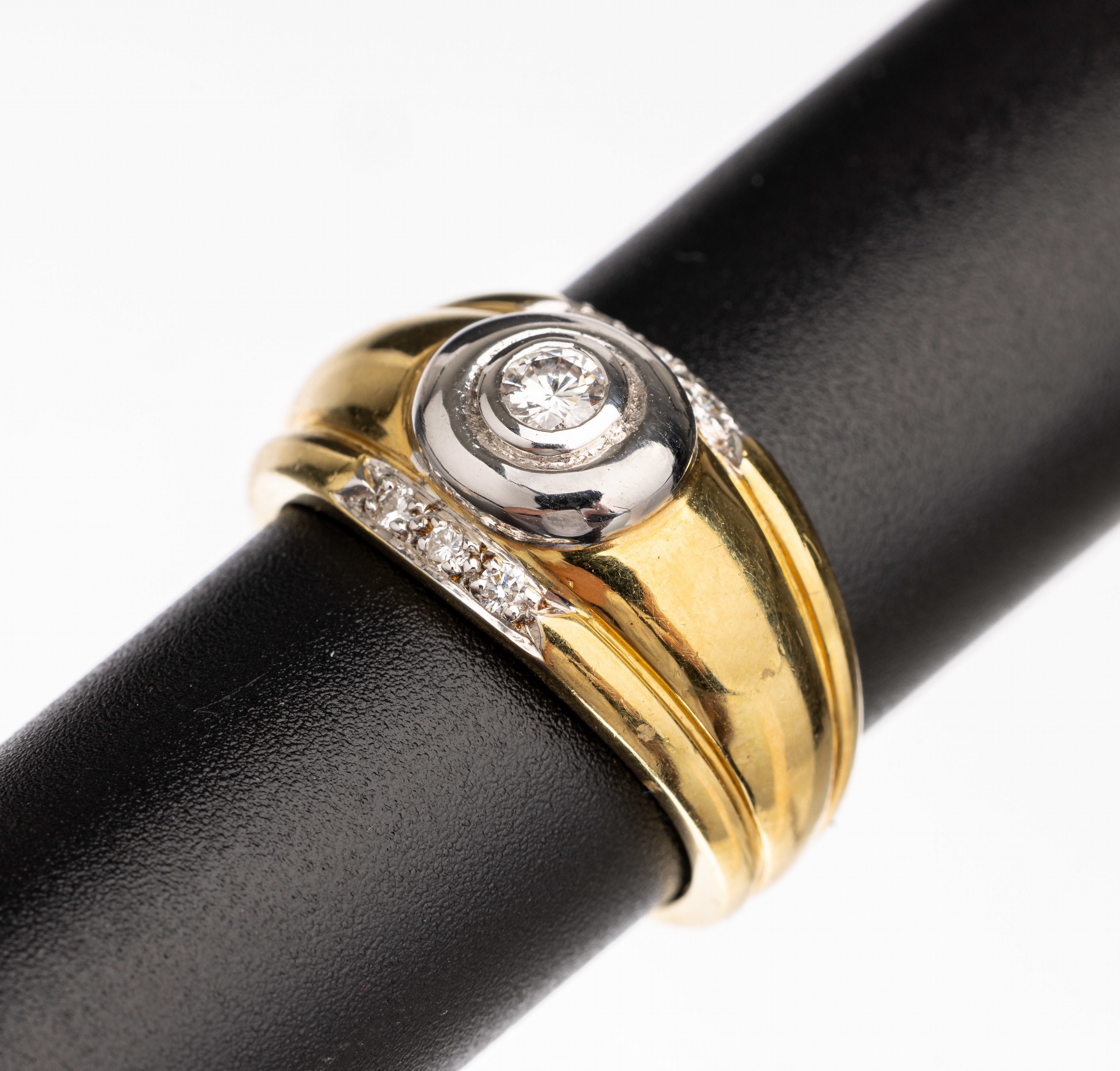 18 kt Gold Brillant Ring, GG/WG 750/000, 7 in WG gefasste Brillanten zus. ca. 0.22 ct Weiß/si, RW 55, ca. 7.4 g