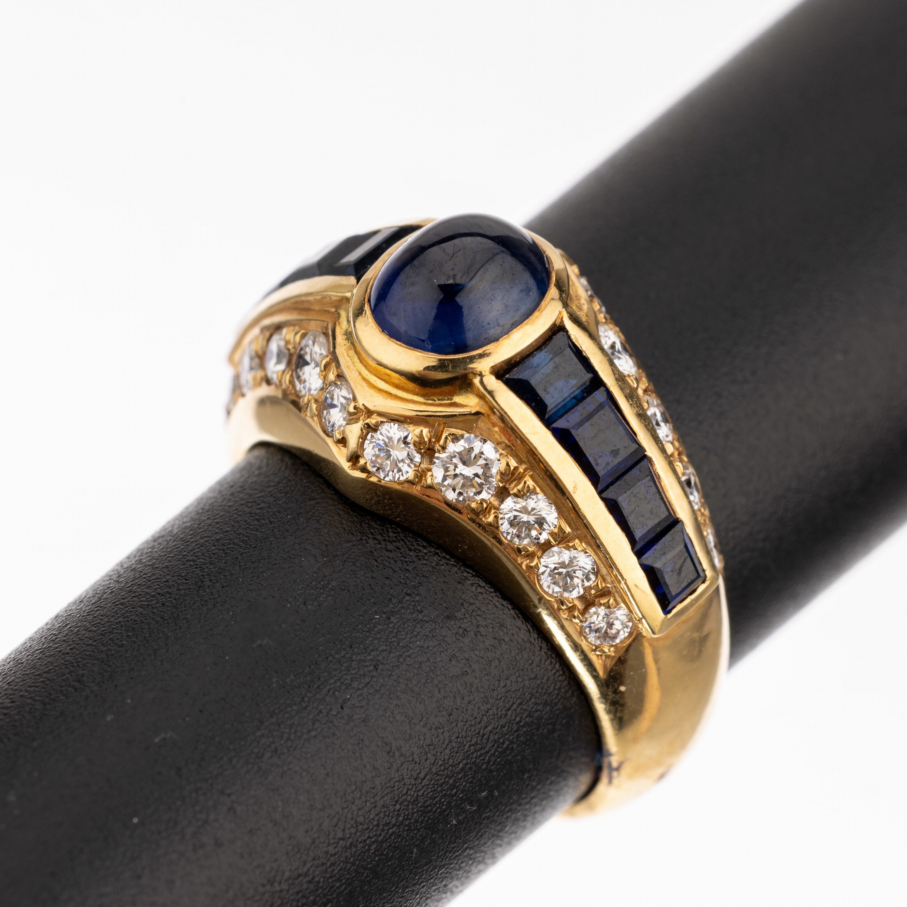 18 kt Gold Saphir-Brillant-Ring, GG 750/000, 1 Saphircabochon und 8 Saphircarrees zus. ca. 1.50 ct, 20 Brillanten zus. ca. 0.80 ct Weiß/si, RW 52, ...