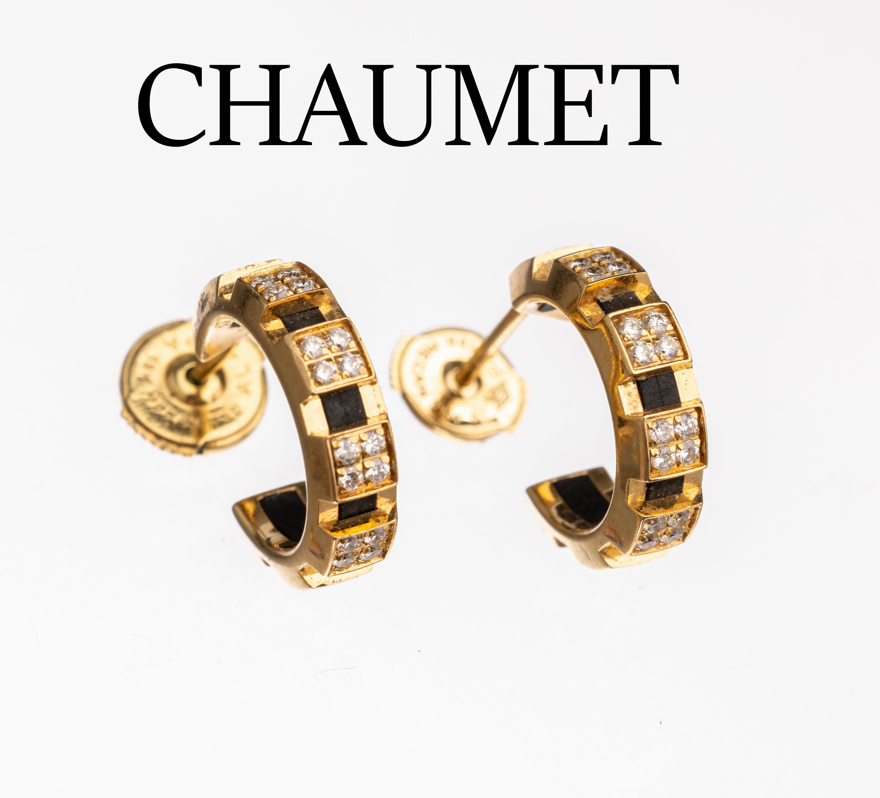 Paar 18 kt Gold CHAUMET Ohrcreolen, GG 750/000, sign., Brillanten zus. ca. 0.50 ct Weiß/si, schwarze Kautschukeinlage, ca. 4.9 g