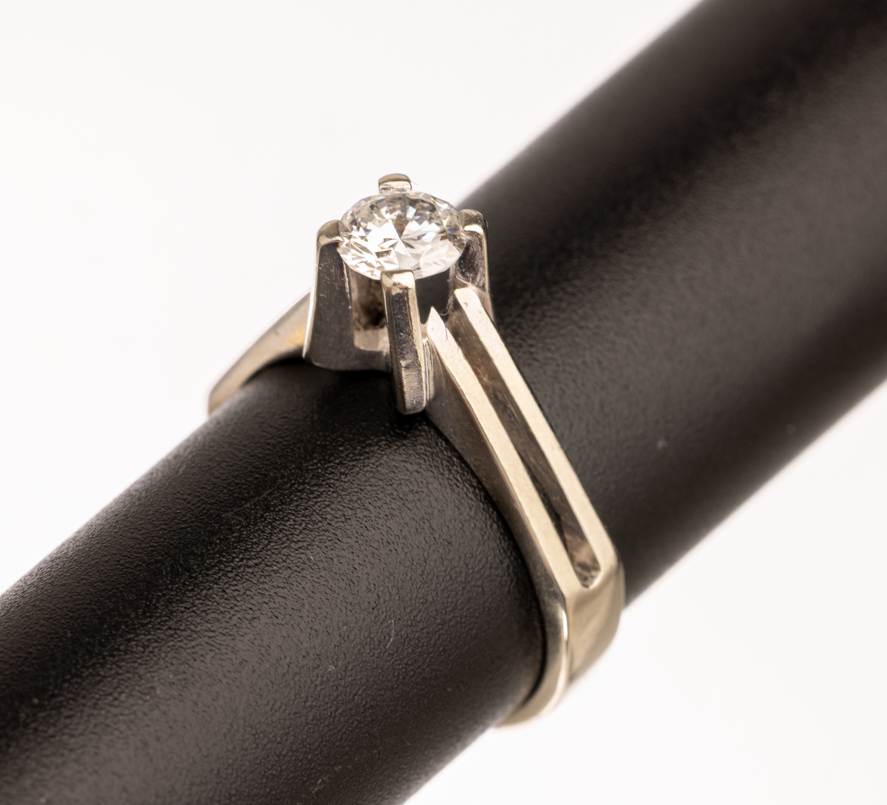 14 kt Gold Brillant Ring, WG 585/000, Brillant ca. 0.60 ct Weiß/si, RW 56, ca. 4.4 g