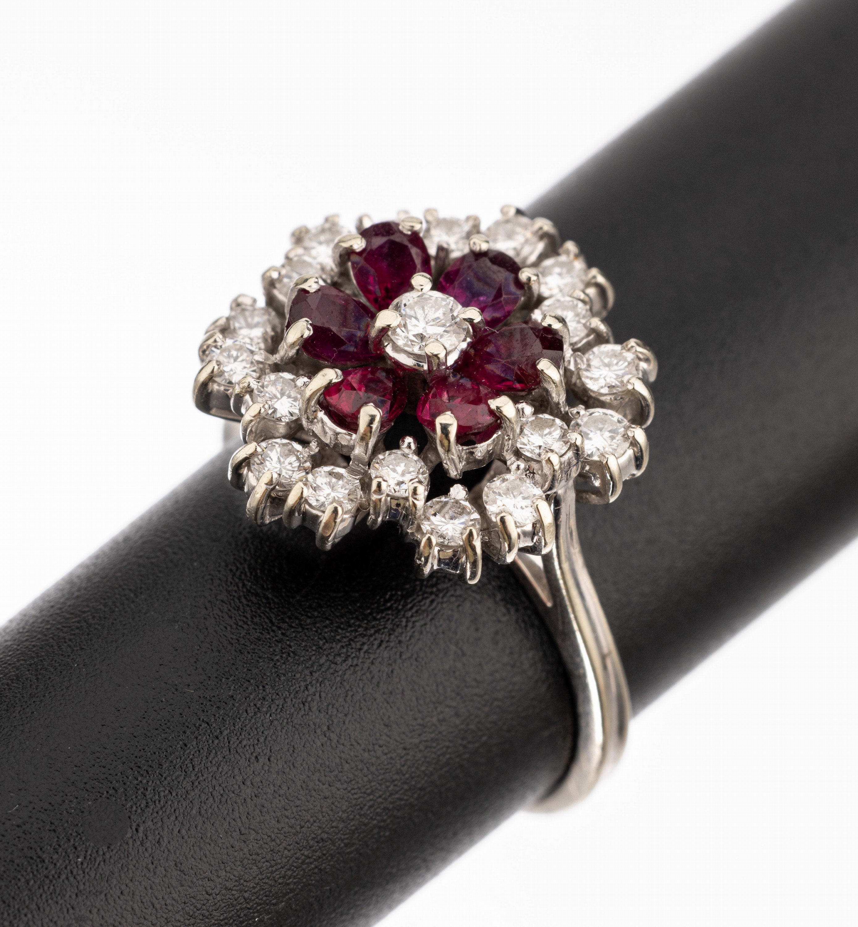 18 kt Gold Rubin-Brillant-Ring, WG 750/000, facett. Rubine zus. ca. 0.60 ct, umgeben von Brillanten zus. ca. 0.80 ct Weiß/si, RW 55, ca. 5.3 g
