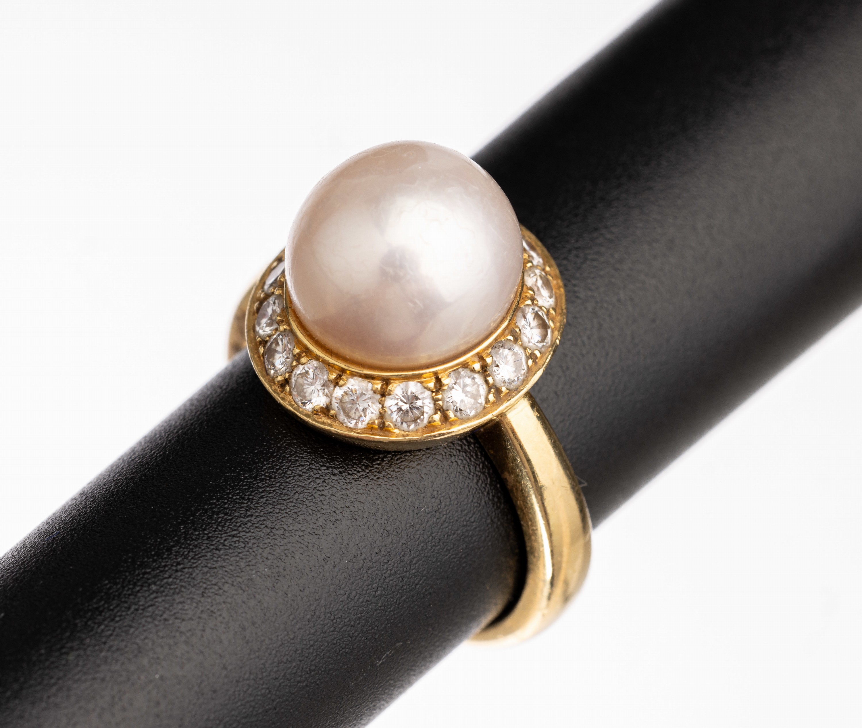 18 kt Gold Perl Brillant Ring, GG 750/000, Zuchtperle und Brillanten, weiße Süßwasserzuchtperle ca. 11.4 mm, umrahmt von Brillanten zus. ca. 0.80 ...