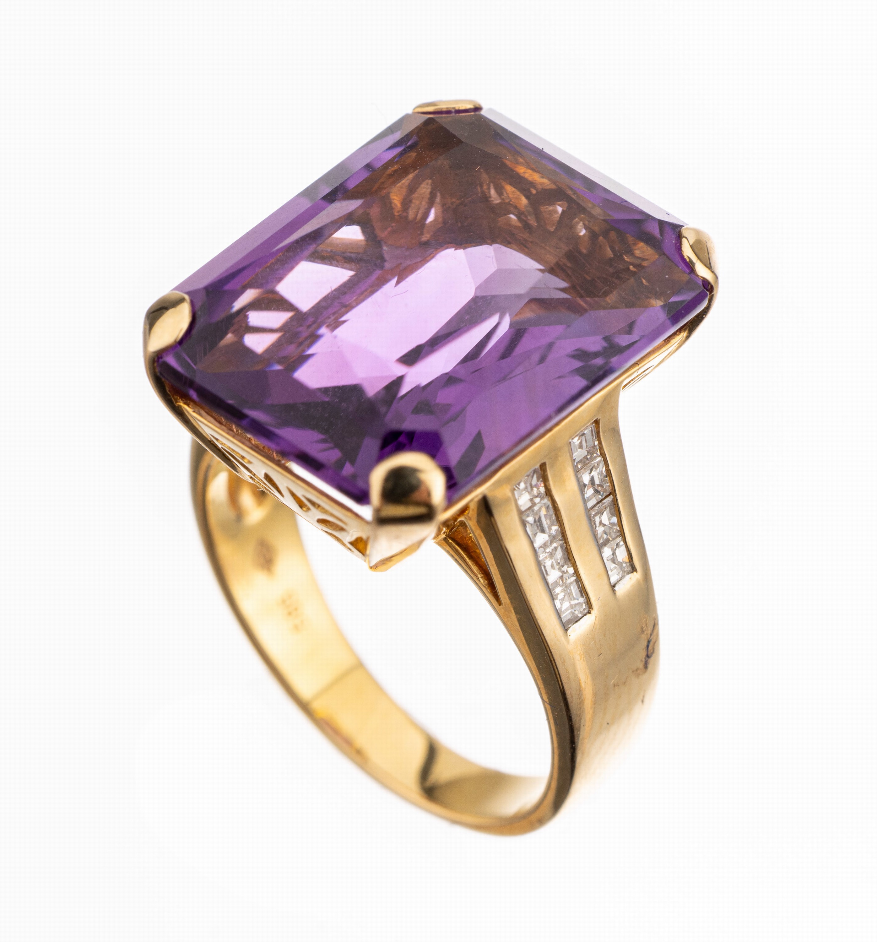 18 kt Gold Amethyst-Diamant-Ring, GG 750/000, rechteckig facett. Amethyst ca. 15.69ct, 16 Princesscut-Diamanten zus. ca. 0.39 ct Weiß/si, RW 54, ...