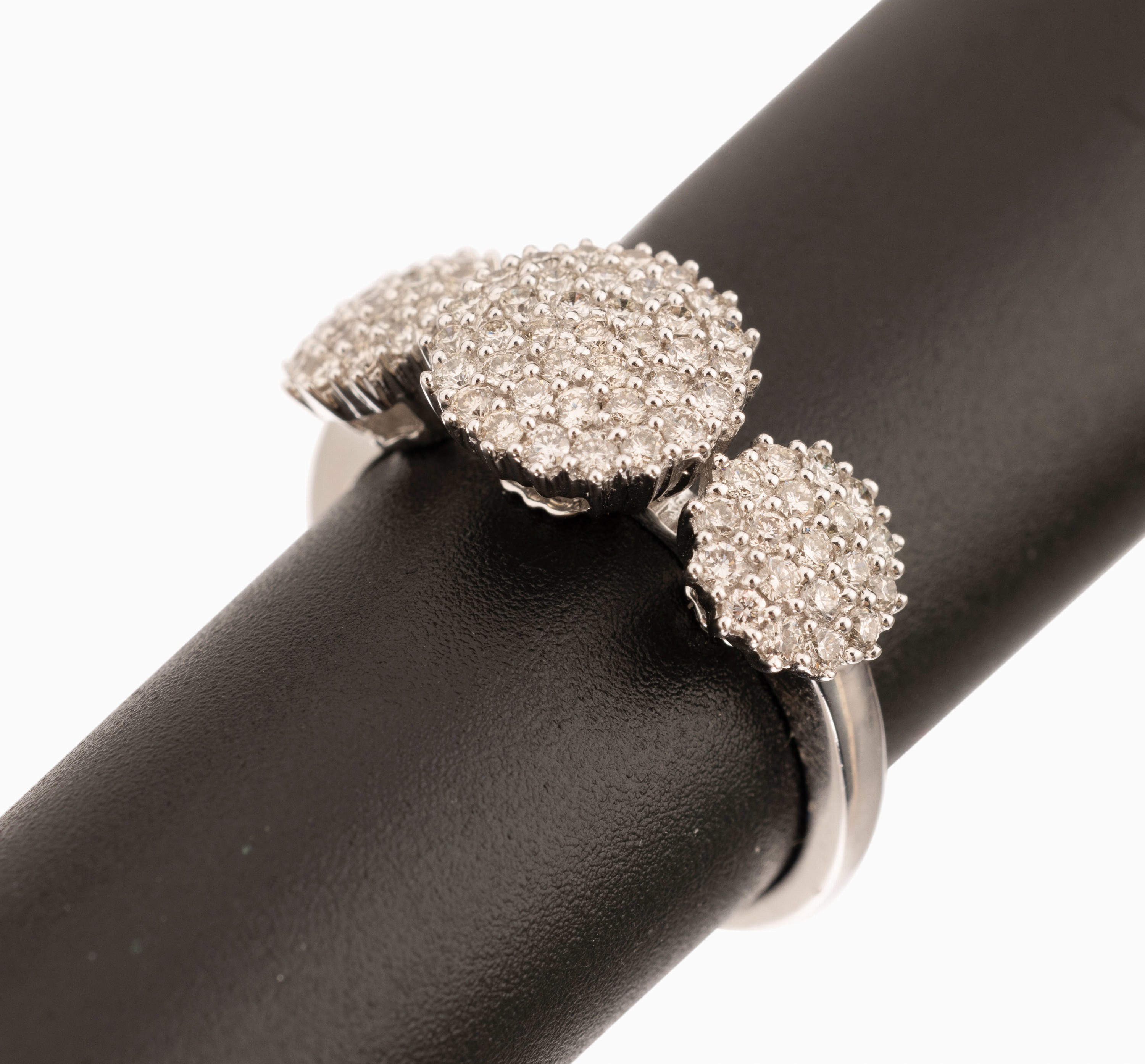 18 kt Gold Brillant-Ring, WG 750/000, 75 Brillanten zus. ca. 0.73 ct Weiß- l.get.Weiß/si-p, RW 54, ca. 5.0 g