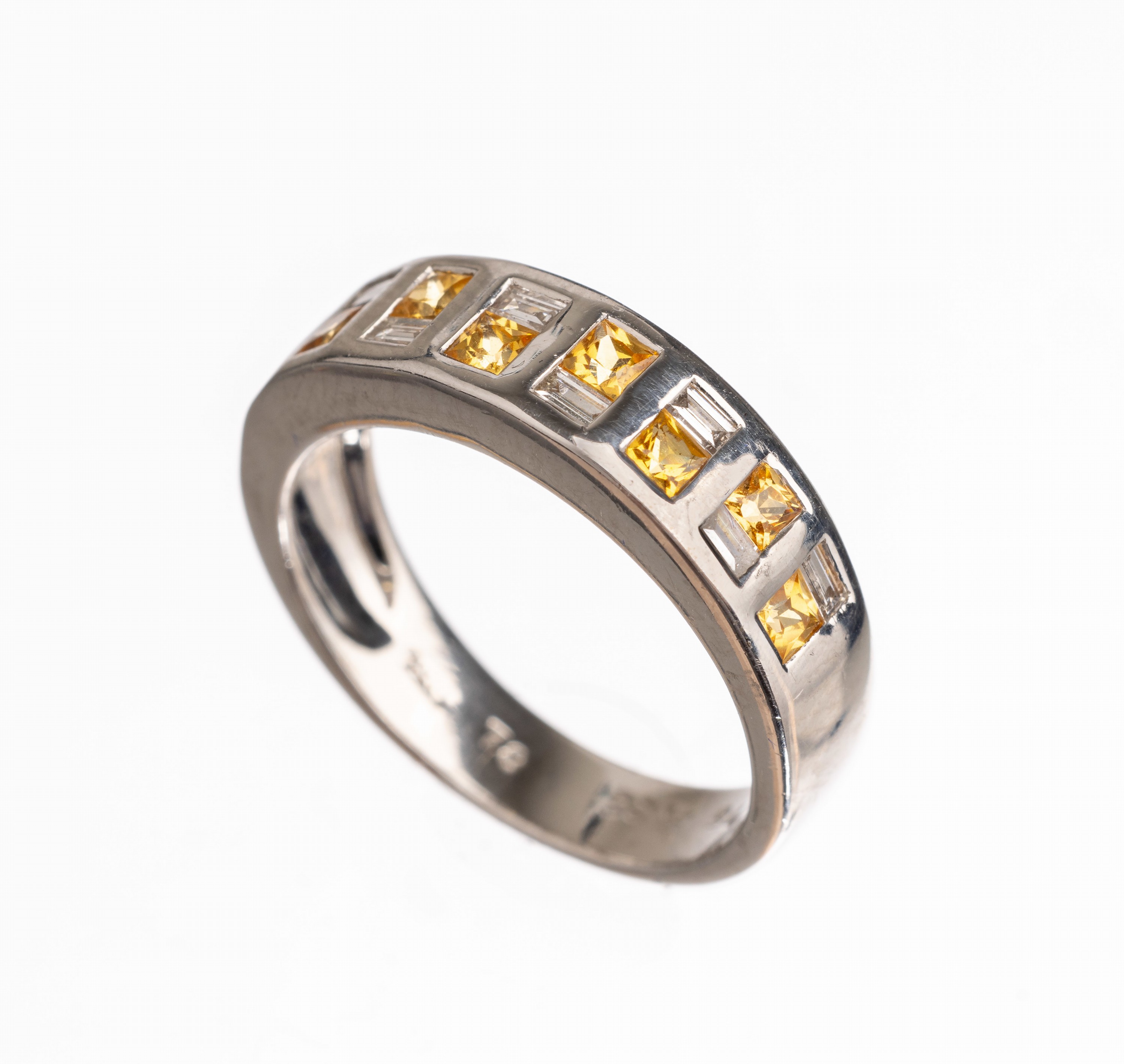 18 kt Gold Diamant Saphir Ring, WG 750/000, 9 gelbe Saphir-Karrees zus. ca. 0.76 ct, 9 Diamant-Baguettes zus. ca. 0.26 ct Weiß/si, total ca. 6.6 g, ...