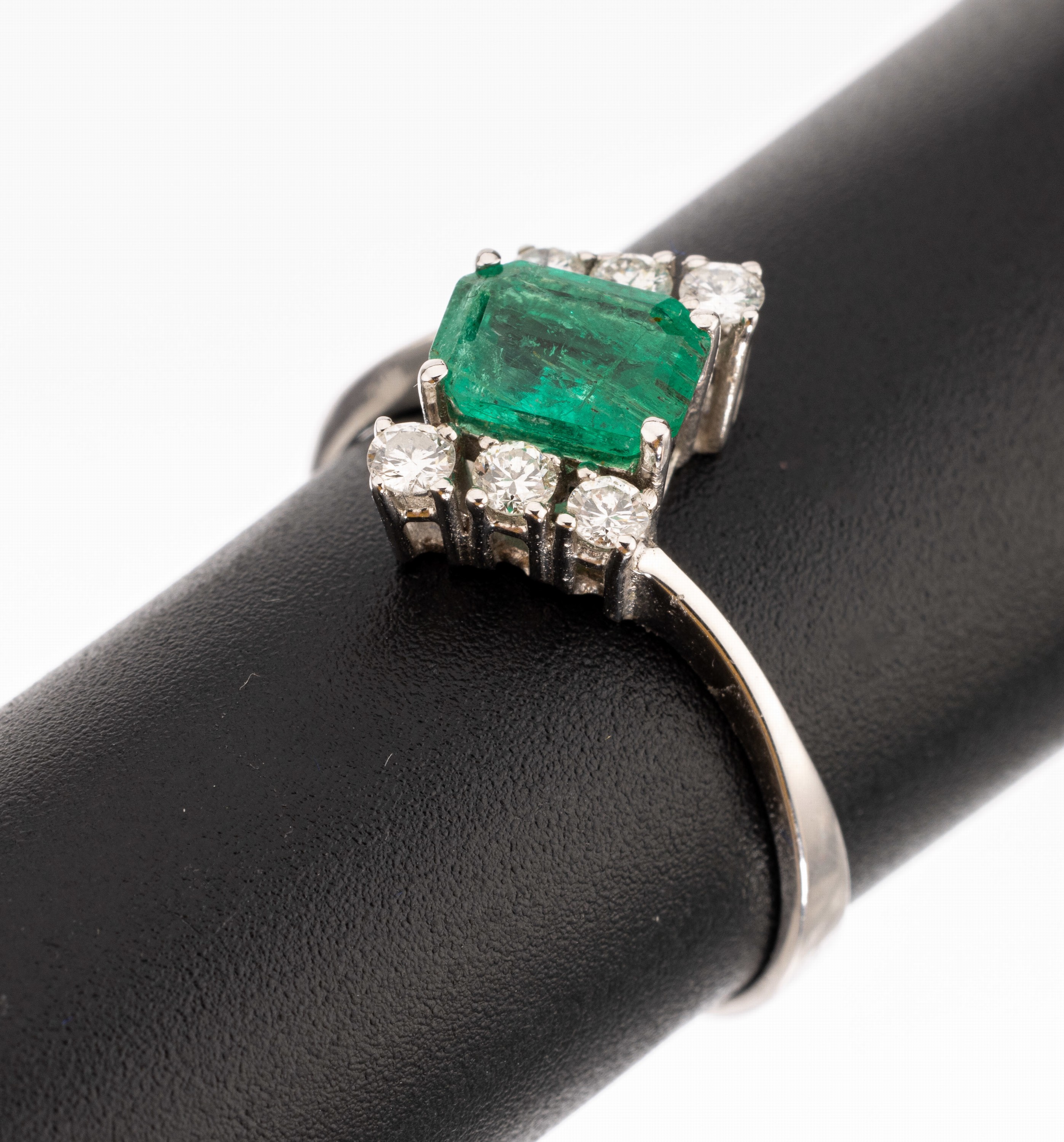 14 kt Gold Diamant-Smaragd-Ring, WG 585/000, Smaragd Rechteck ca. 0.90 ct (nat. Merkmale), 6 Brillanten zus. ca. 0.30 ct Weiss/si, ca. 2.6 g, RW 59