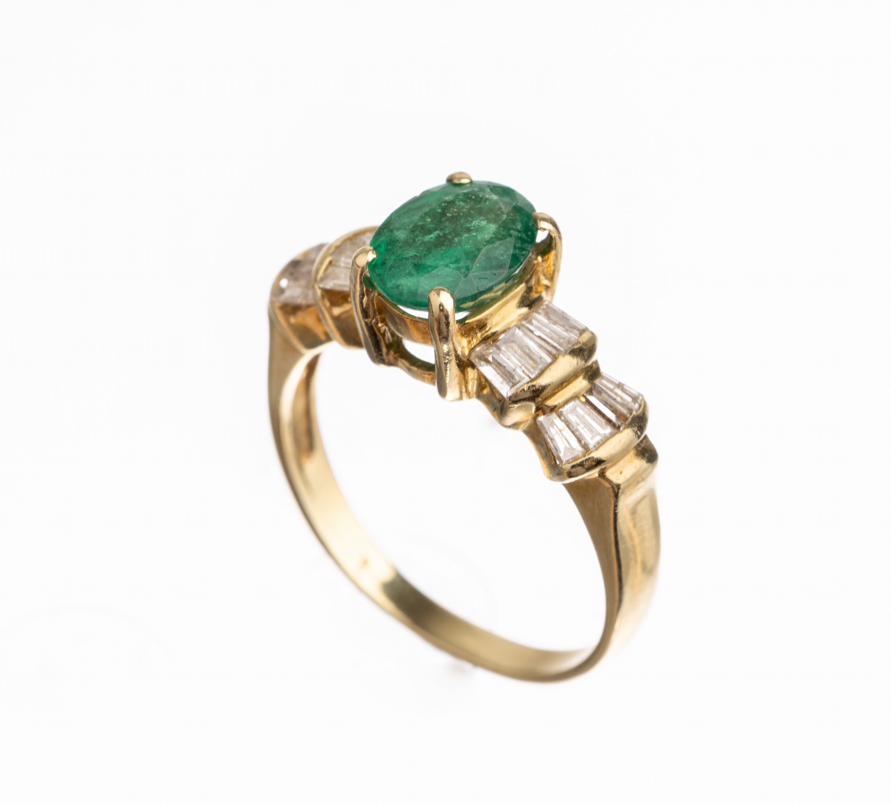14 kt Gold Smaragd-Diamant-Ring, GG 585/000, mittig ovalfacett. Smaragd ca. 1.0 ct, Ringschultern besetzt mit Diamantbaguetteszus. ca. 0.50 ct ...