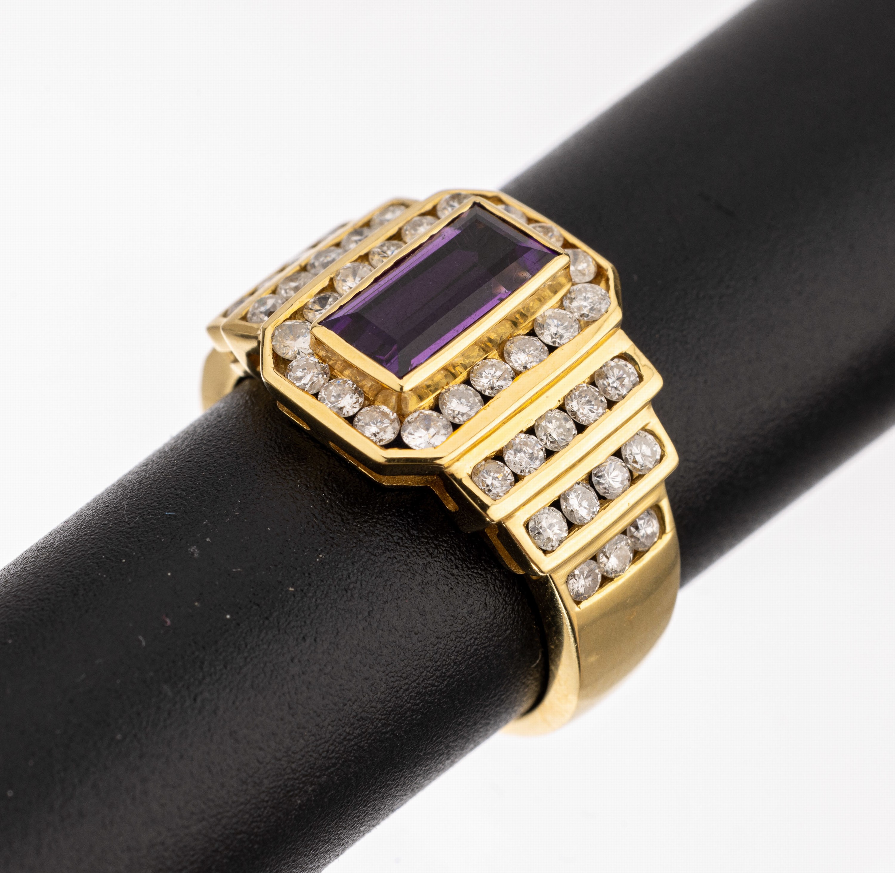 18 kt Gold Amethyst-Brillant-Ring, GG 750/000, mittig mit einem facett. Amethyst ca. 1.50 ct, Ringschultern getreppt bes. mit Brillanten zus. ca. ...