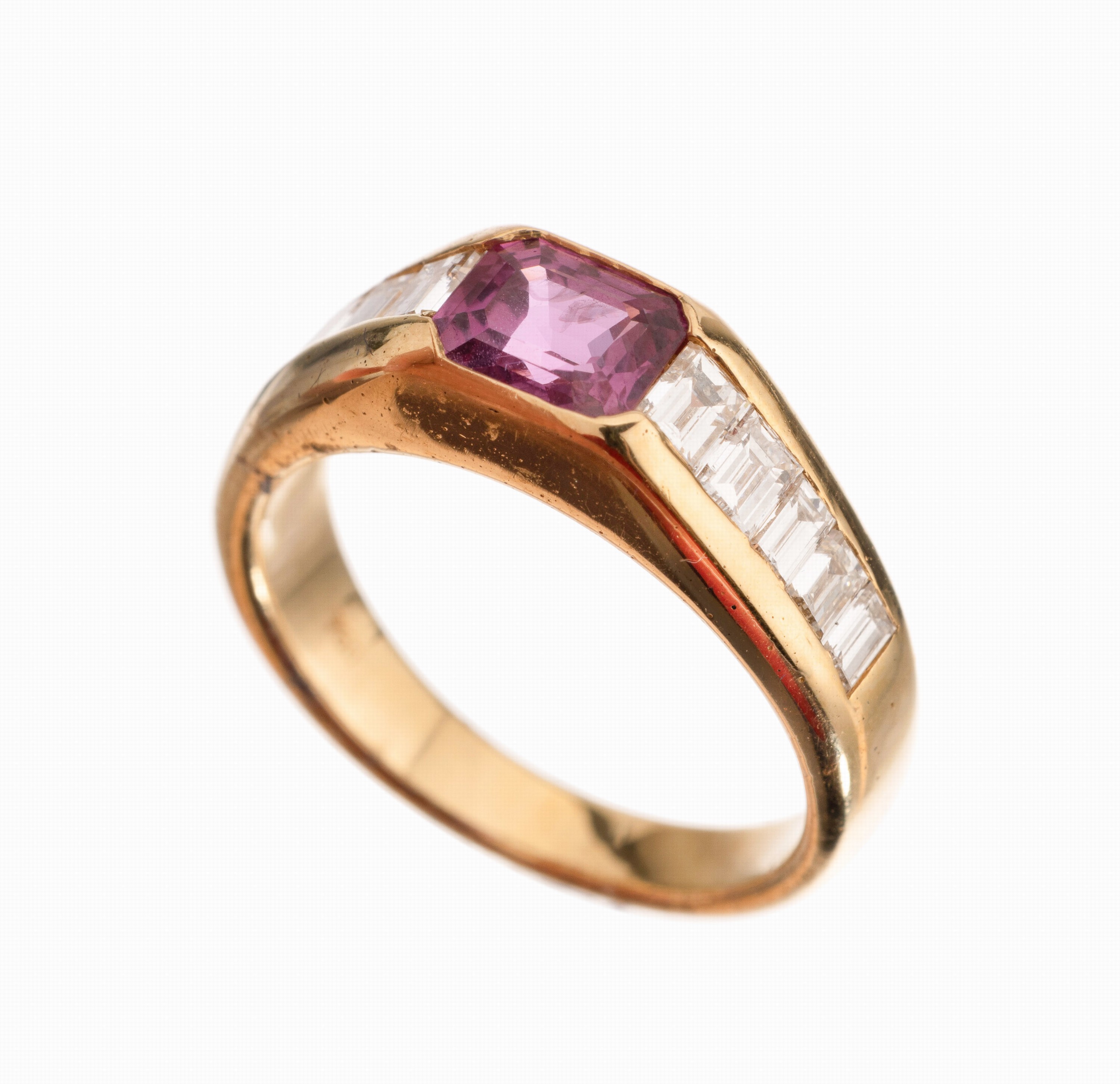 18 kt Gold Saphir-Diamant-Ring, GG 750/000, pinkfarb. Saphircarree ca. 0.76 ct, Diamantcarrees zus. ca. 0.59 ct Weiß/si, RW 47, ca. 3.8 g