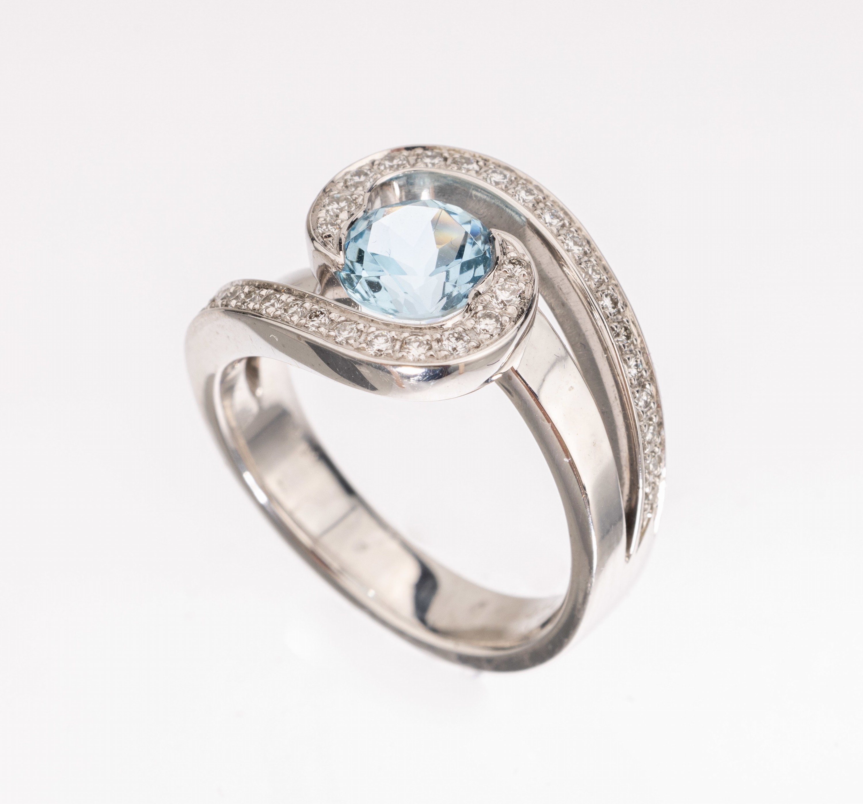 18 kt Gold Ring mit Aquamarin und Brillanten, WG 750/000, rundfacett. Aquamarin ca. 1.23 ct, Brillanten zus. ca. 0.34 ct Weiß/si, totalca. 11.5 g, ...