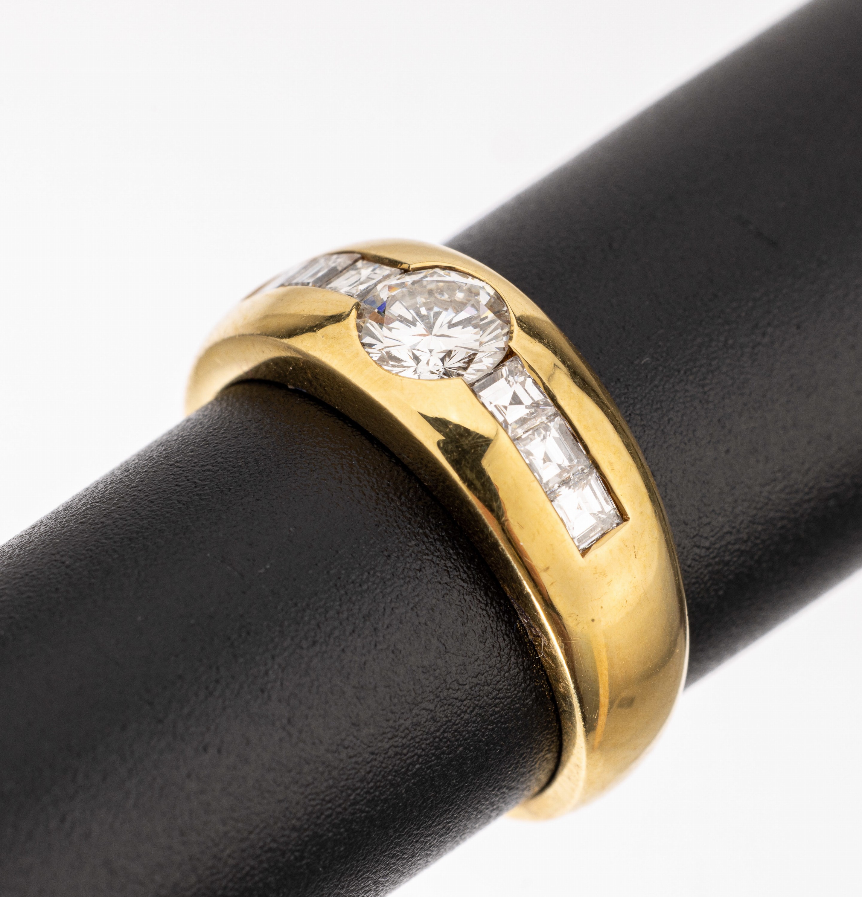 18 kt Gold Diamant-Ring, GG 750/000, 1 Brillant und 6 Princesscut-Diamanten zus. ca. 0.93 ct grav. Weiß/si, RW 53, ca. 5.7 g