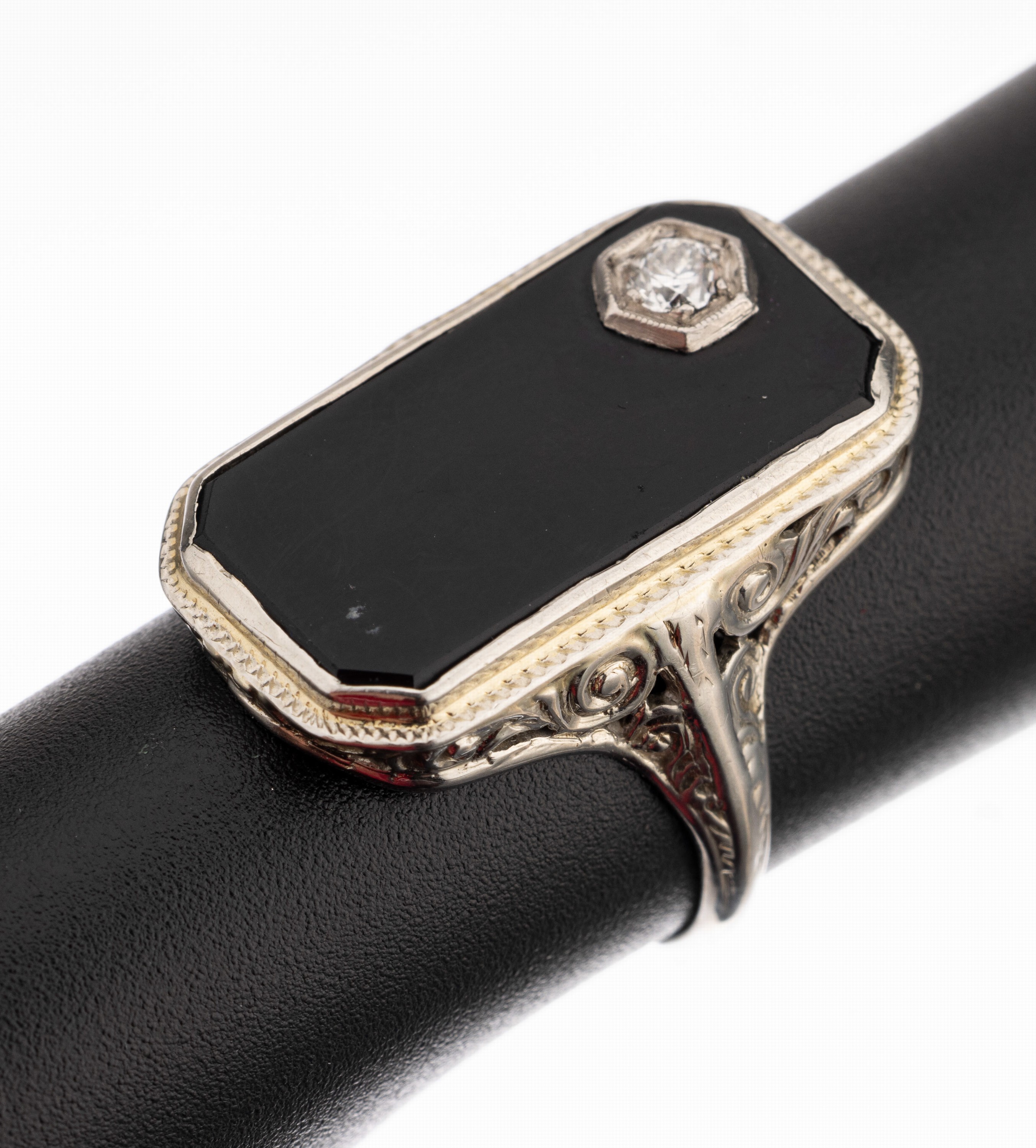 18 kt Gold Art-Deco Onyx-Diamant-Ring, WG 750/000, rechteckige Onyx-Platte, 1 Altschliffdiamant ca. 0.04 ct Weiß/si, ca. 5.0 g, RW 53