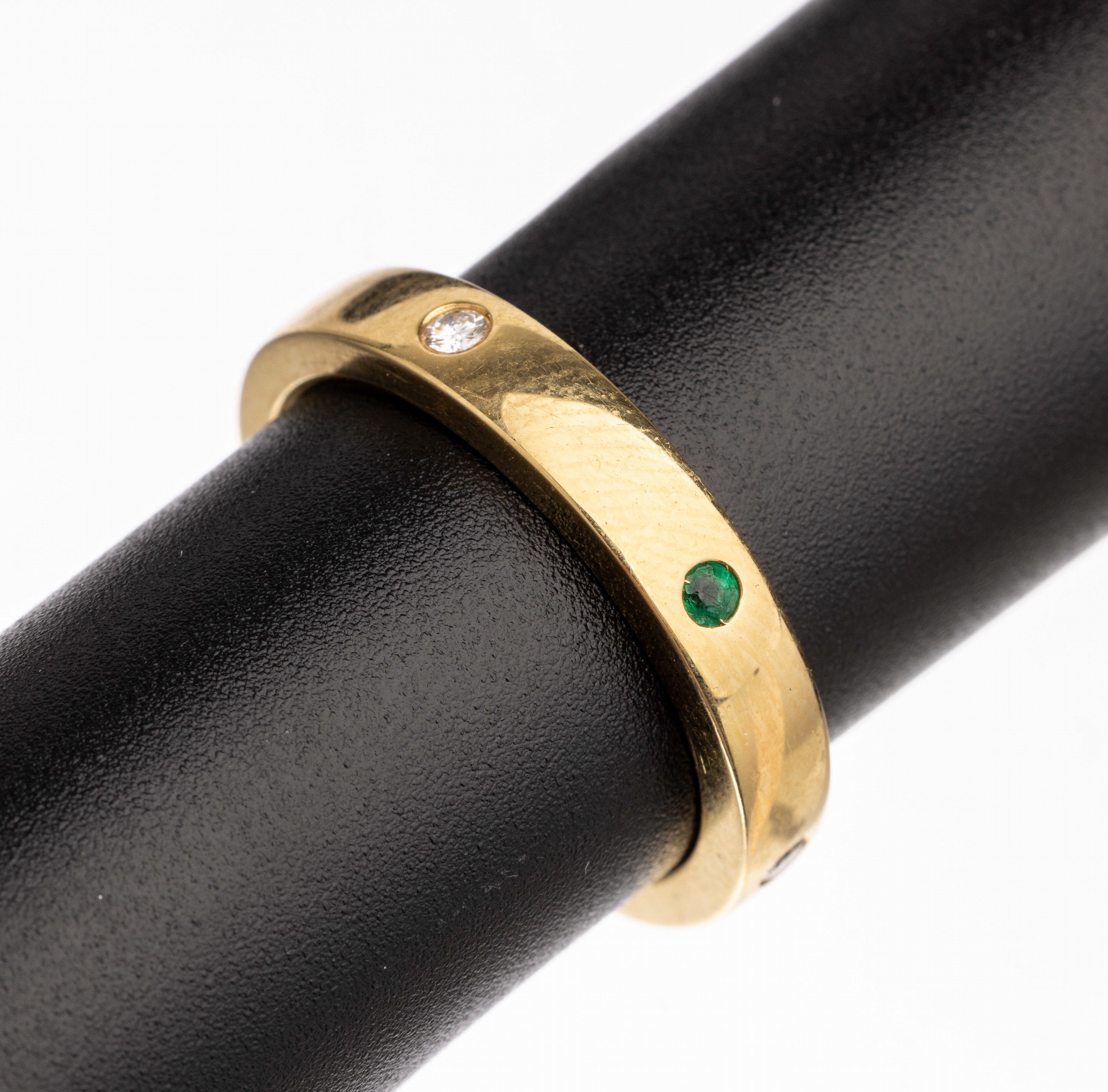 18 kt Gold Farbstein-Brillant-Ring, GG 750/000, besetzt mit einem rundfacett. Rubin, Saphir und Smaragd zus. ca. 0.09 ct, 3 kl. Brillanten, ca. 6.0 ...