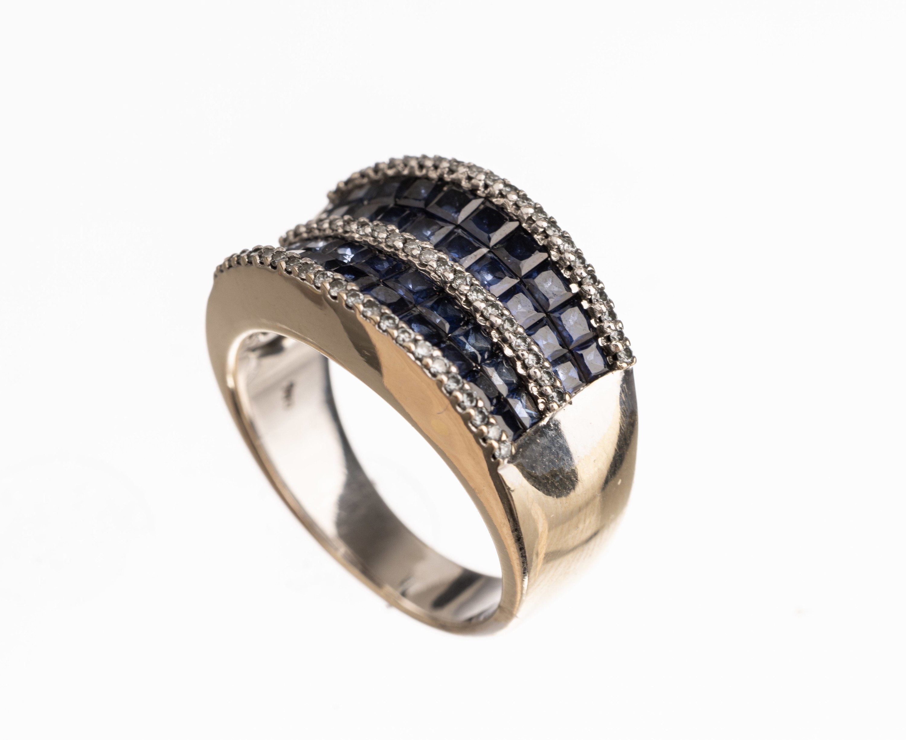 18 kt Gold Diamant Saphir Ring, WG 750/000, konkaver Ringkopf, facett. Saphir-Karrees zus. ca. 3.0 ct, 3 Streifen mit Brillanten zus. ca. 0.28 ct ...