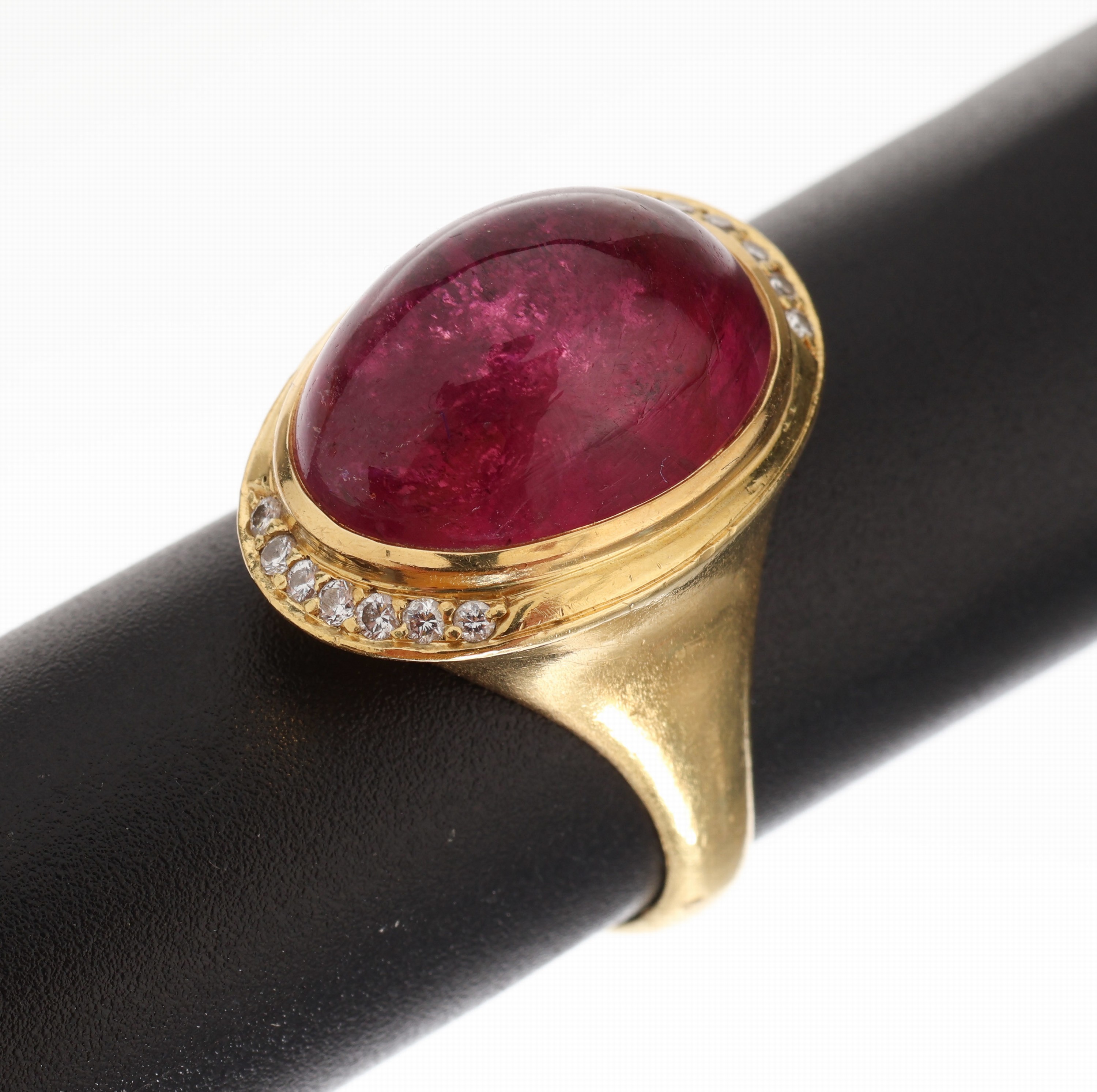 18 kt Gold Rubellit-Brillant-Ring, GG 750/000, mittig ovaler Rubellitcabochon ca. 8 ct, Brillanten zus. ca. 0.2 ct Weiß/si, RW 61,ca. 11.4 g