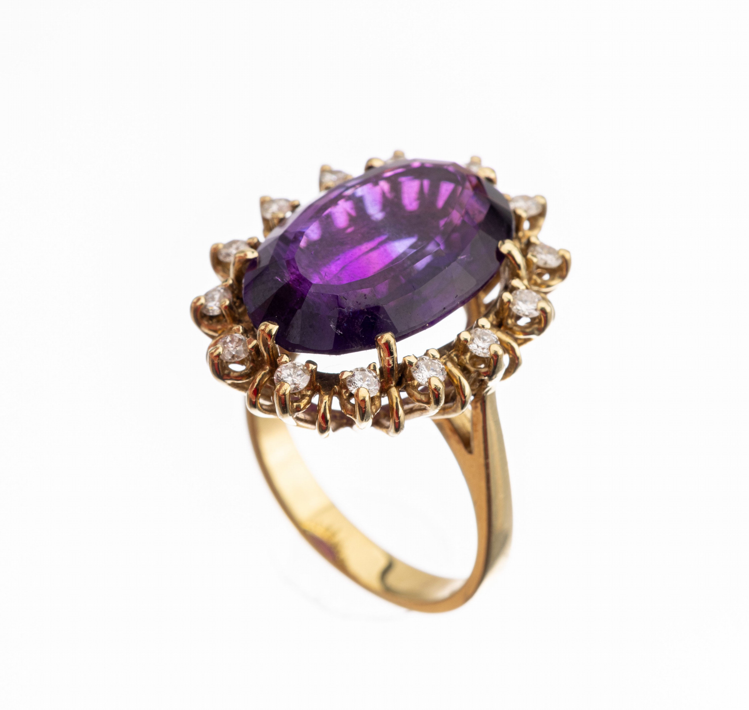 14 kt Gold Amethyst-Brillant-Ring, GG 585/000, ovalfacett. Amethyst ca. 10.00 ct, 14 Brillanten zus. ca. 0.30 ct Weiß/si, ca. 9.0 g, RW 55