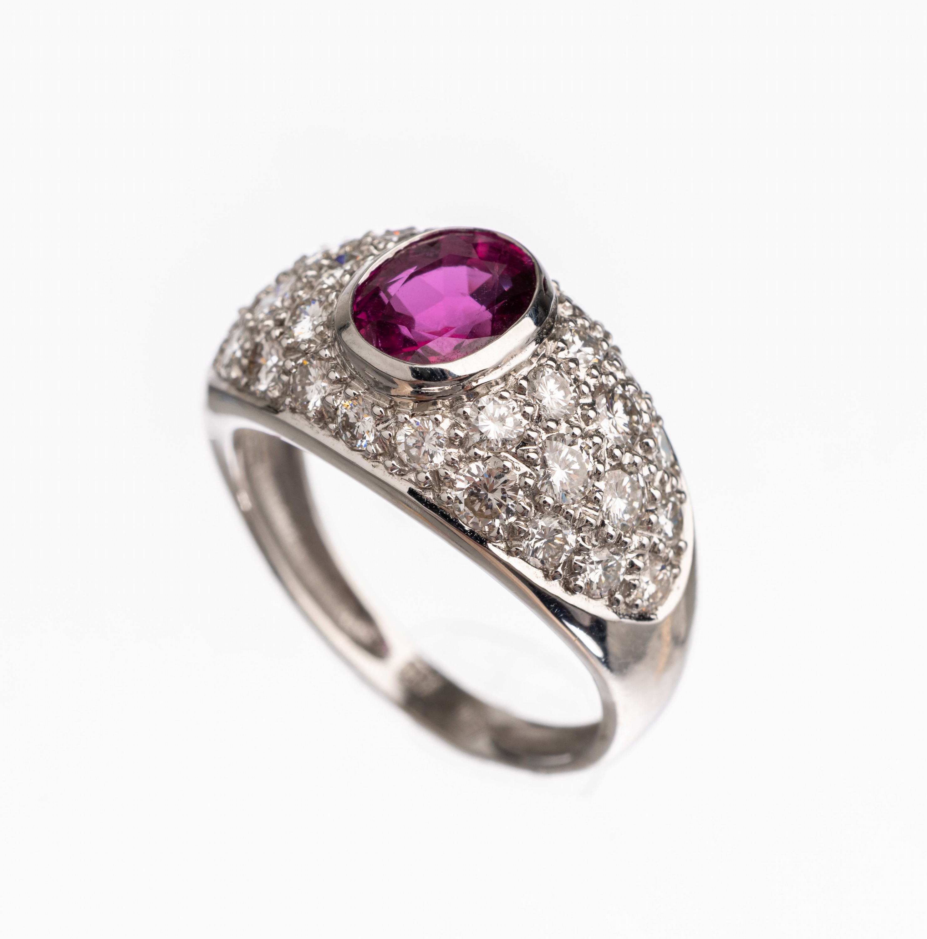 18 kt Gold Diamant-Rubin Ring, WG 750/000, ovalfacett. Rubin (beh.) ca. 0.80 ct, 32 Brillanten zus. ca. 1.0 ct Weiß/si, total ca. 5.4 g, RW 52