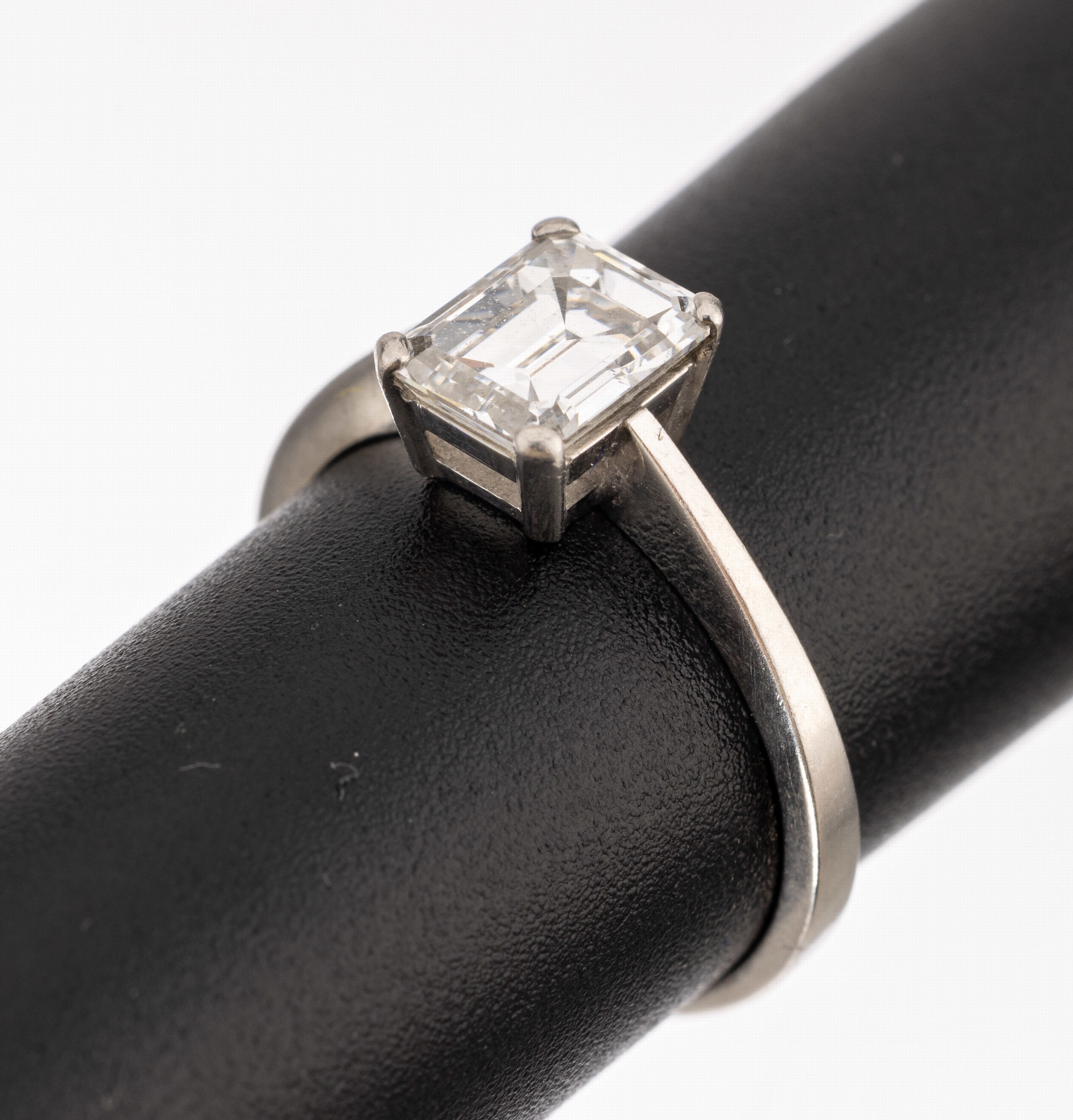 Platin Diamant-Ring, Platin 950/000, 1 Diamantbaguette ca. 1.25 ct feines Weiß/lr- vvs, RW 49