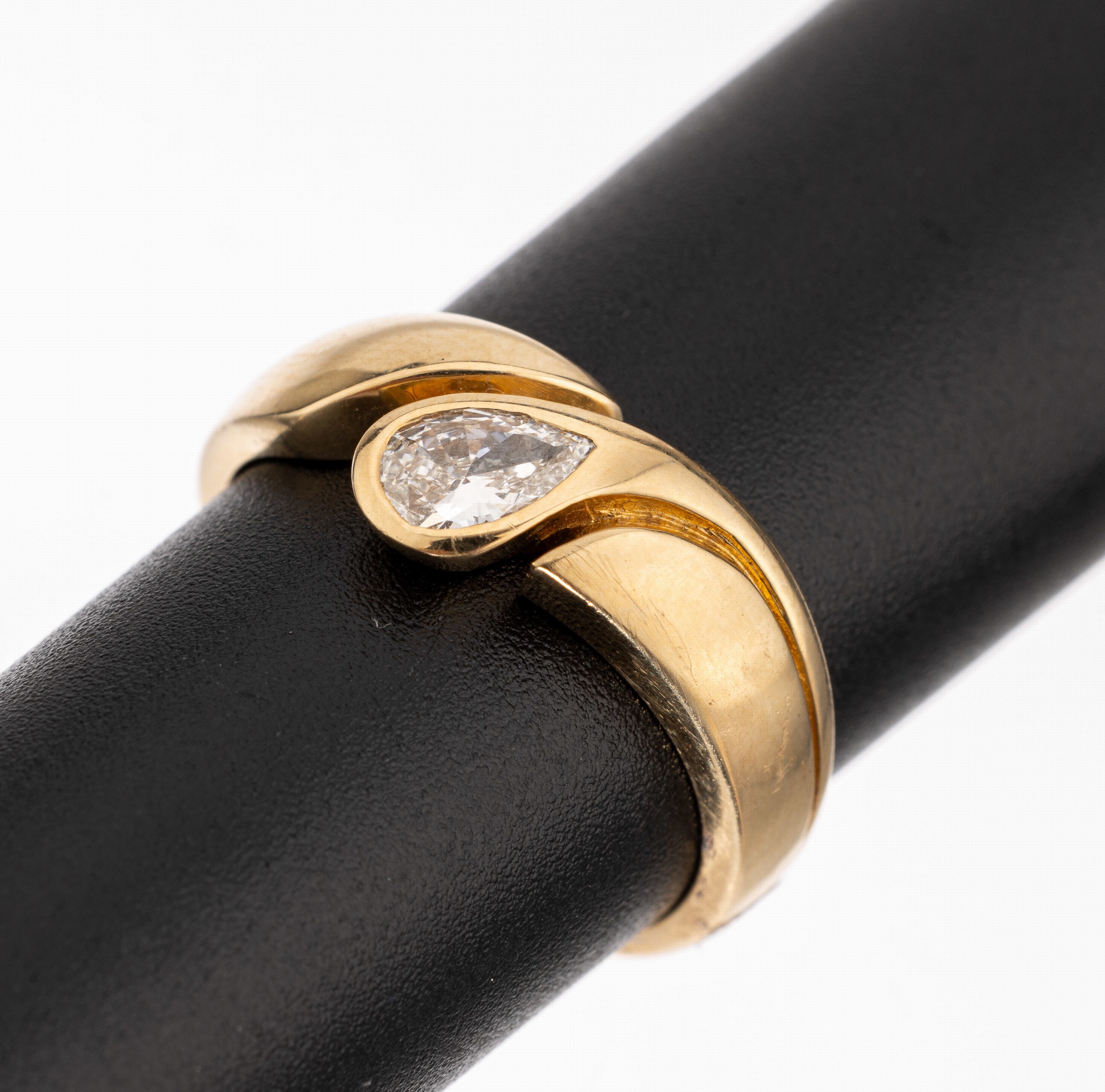 14 kt Gold Diamant-Ring, GG 585/000, Diamant-Tropfen ca. 0.28 ct (grav.) Weiß/si, ca. 4.8 g, RW 54