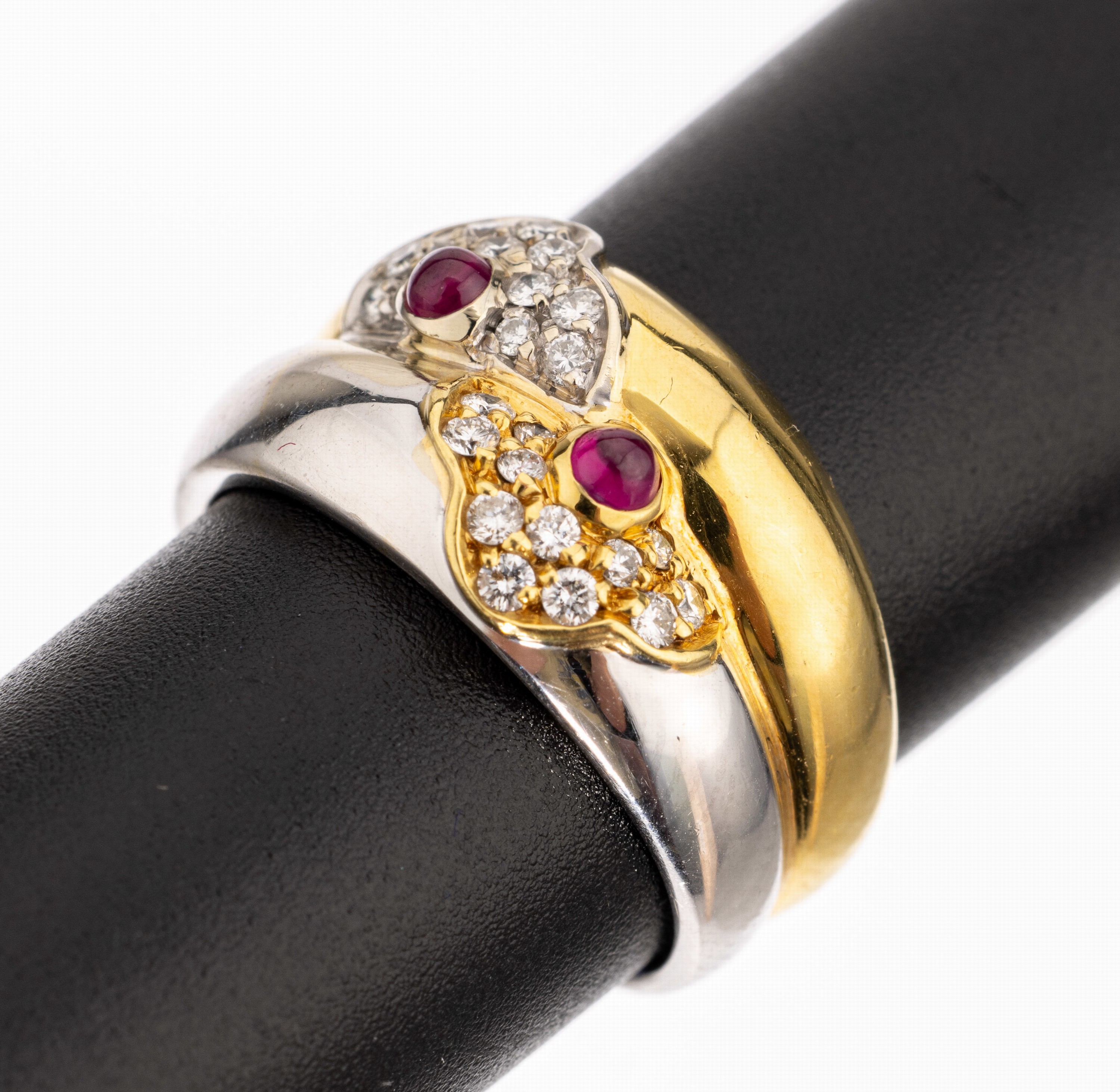 18 kt Gold Brillant-Rubin-Ring, GG/WG 750/000, 24 Brillanten zus. ca. 0.31 ct feinesWeiß-Weiß/vs-si, 2 Rubin-Cabochons zus. ca. 0.20 ct, RW 54, ...