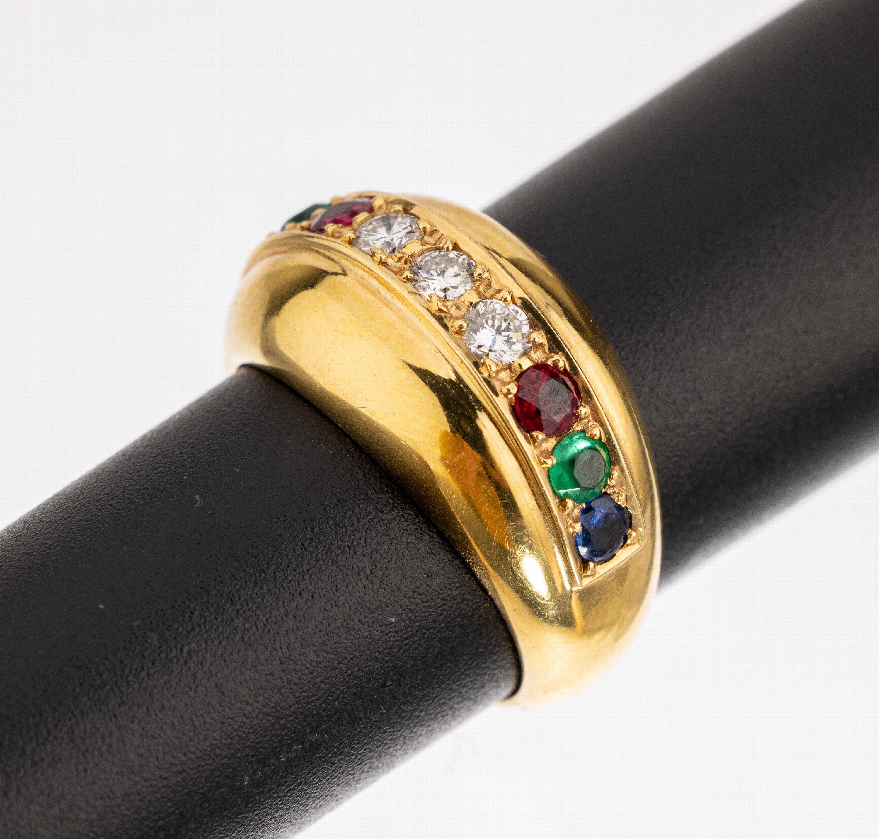 18 kt Gold Ring mit Farbsteinen und Brillanten, GG 750/000, 3 Brillanten zus. ca. 0.24 ct Weiss/si, je 2 rund facett. Rubine,Smaragde und Saphire ...