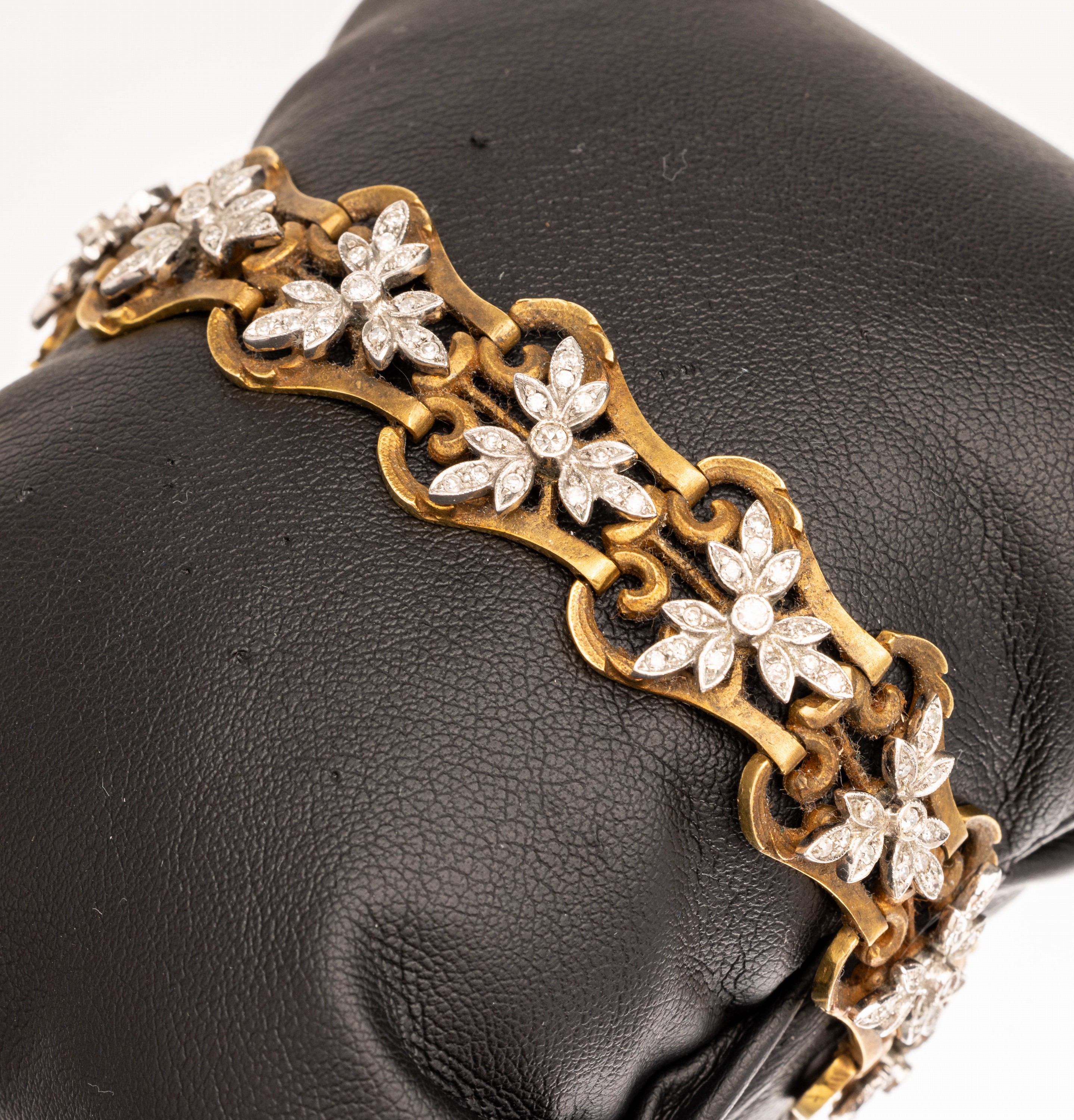 18 kt Gold Diamant-Armband, Frankreich um 1900, GG 750/000, leicht barock, Glieder z.T. matt., z.T. grav. mit aufgesetzten floralen Elementen in ...
