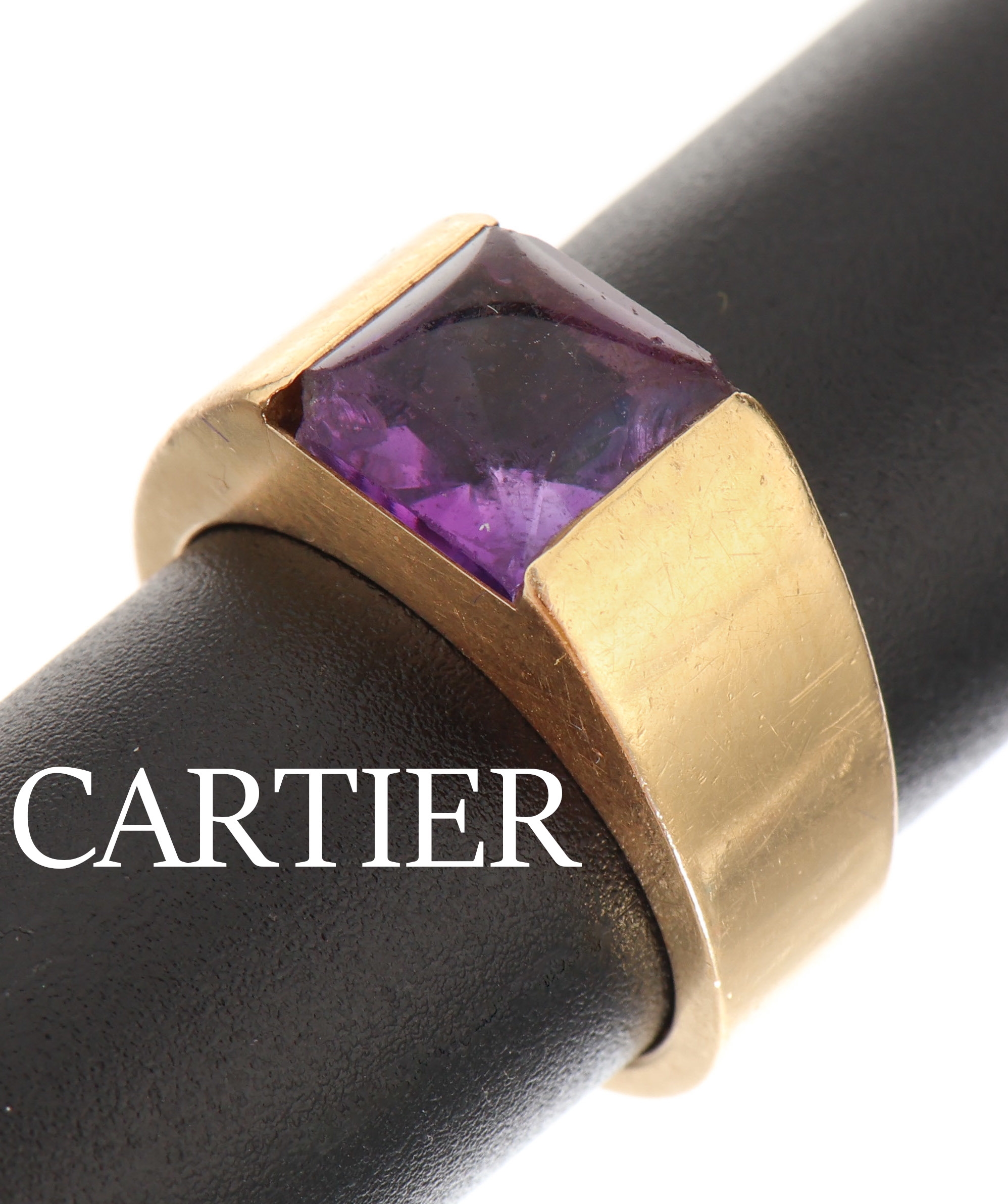 18 kt Gold CARTIER Amethyst-Ring, GG 750/000, kissenförmiger Amethystcabochon ca. 3.0 ct, RW 52, ca. 12.3 g, sign., Tragespuren
