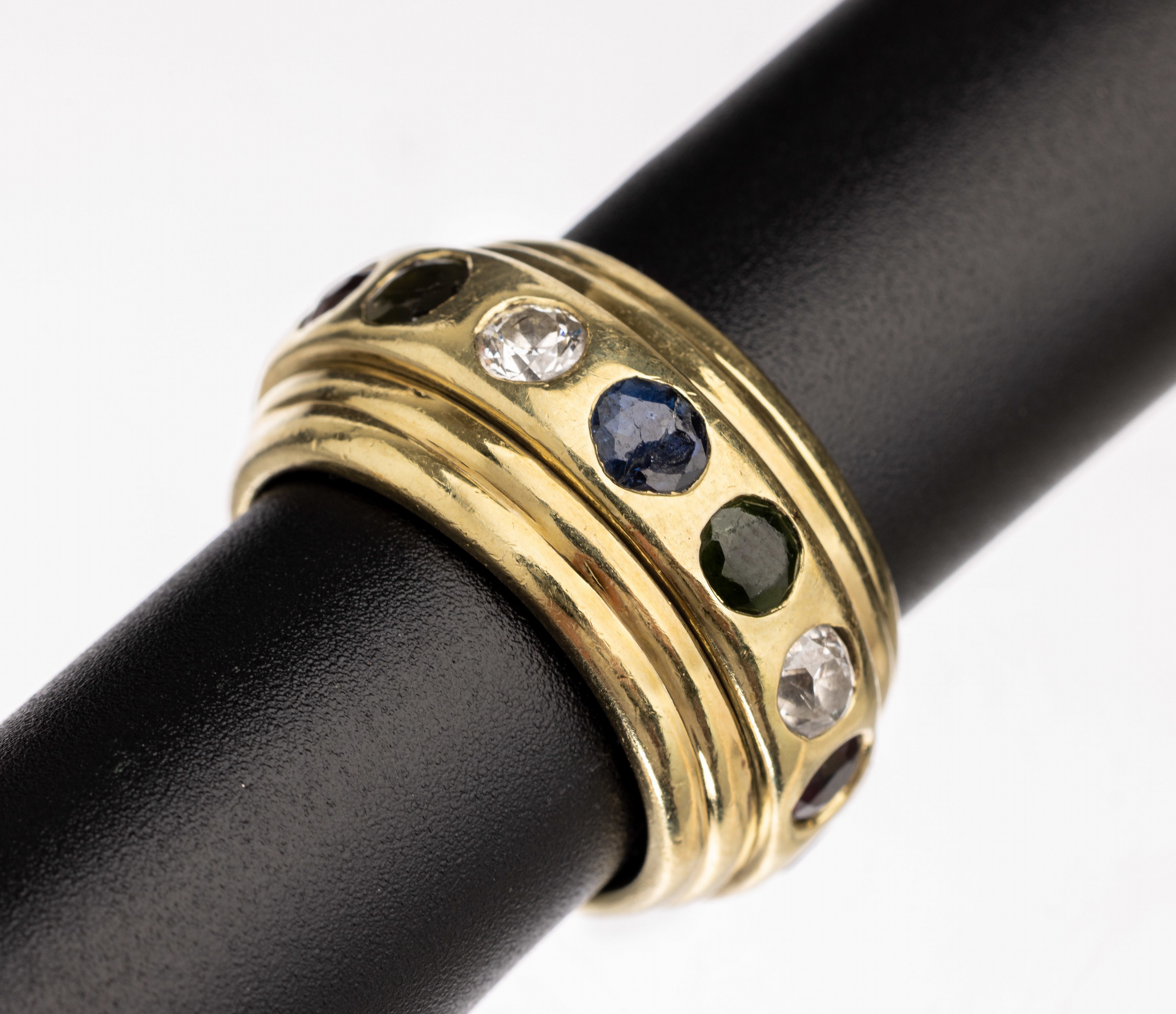 14 kt Gold Farbstein-Brillant-Ring, GG 585/000, Mittelschiene drehbar, rundfacett. Saphire in versch. Farben zus. ca. 1.20 ct, 5 Brillanten zus. ca. ...