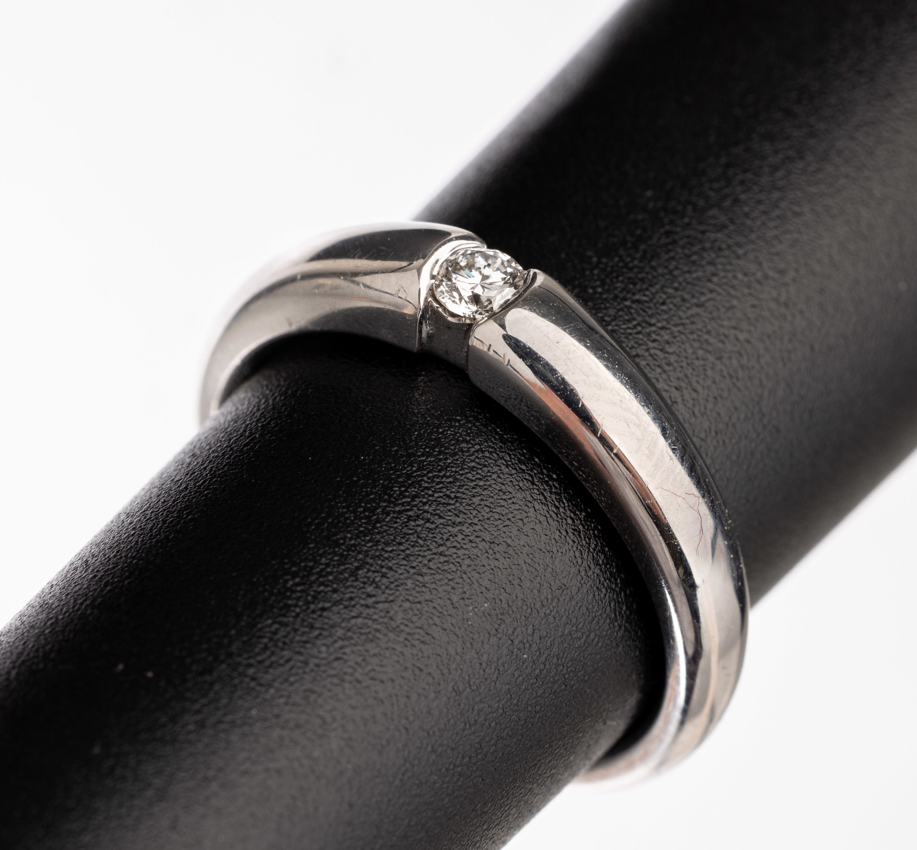 18 kt Gold Brillant Ring, WG 750/000, ein Brillant ca. 0.12 ct Weiß/si, RW 56, ca. 7.2 g
