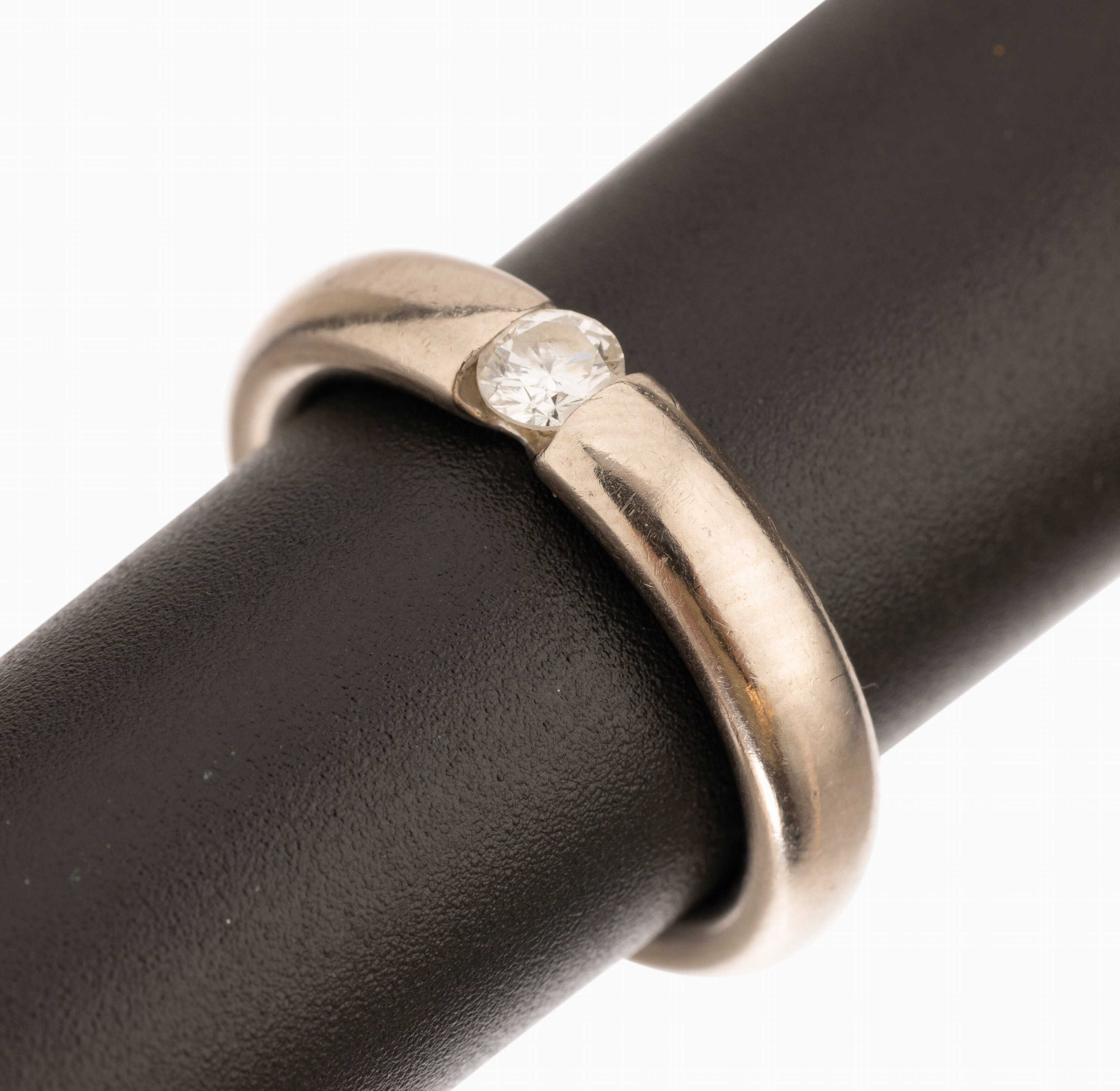 14 kt Gold Brillant-Ring, WG 585/000, Brillant ca. 0.20 ct Weiß/si, RW 54, ca. 8.6 g