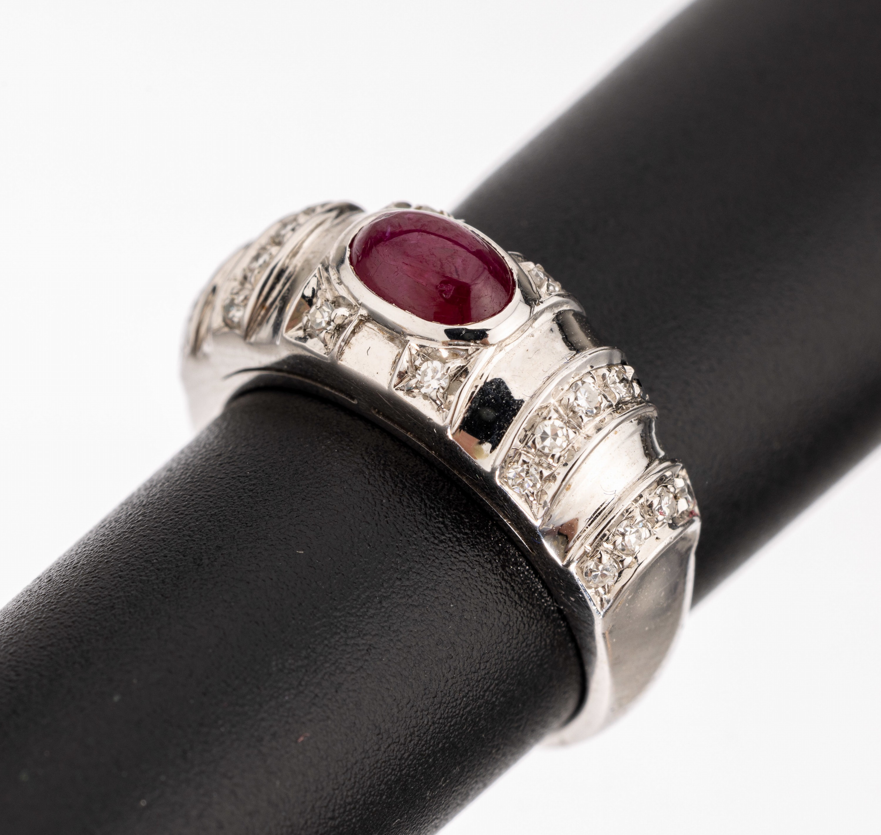 18 kt Gold Rubin-Diamant-Ring, WG 750/000, ovaler Rubin-Cabochon ca. 0,40 ct, 8/8-Diamanten zus. ca. 0,22 ct Weiß/si, total ca. 7,1 g, RW 52