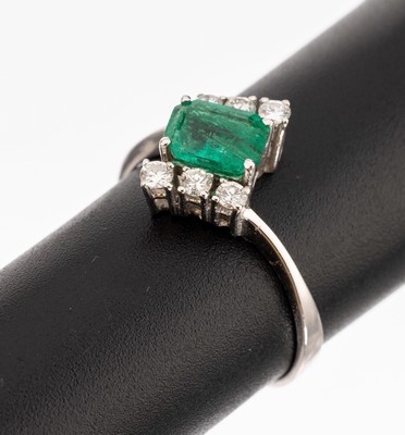 Image 14 kt gold diamond-emerald-ring , WG 585/000, emerald rectangle approx. 0.90 ct (nat. ...