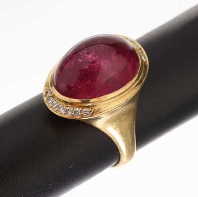 Image 18 kt Gold Rubellit-Brillant-Ring, GG 750/000, mittig ovaler Rubellitcabochon ca. 8 ct, ...