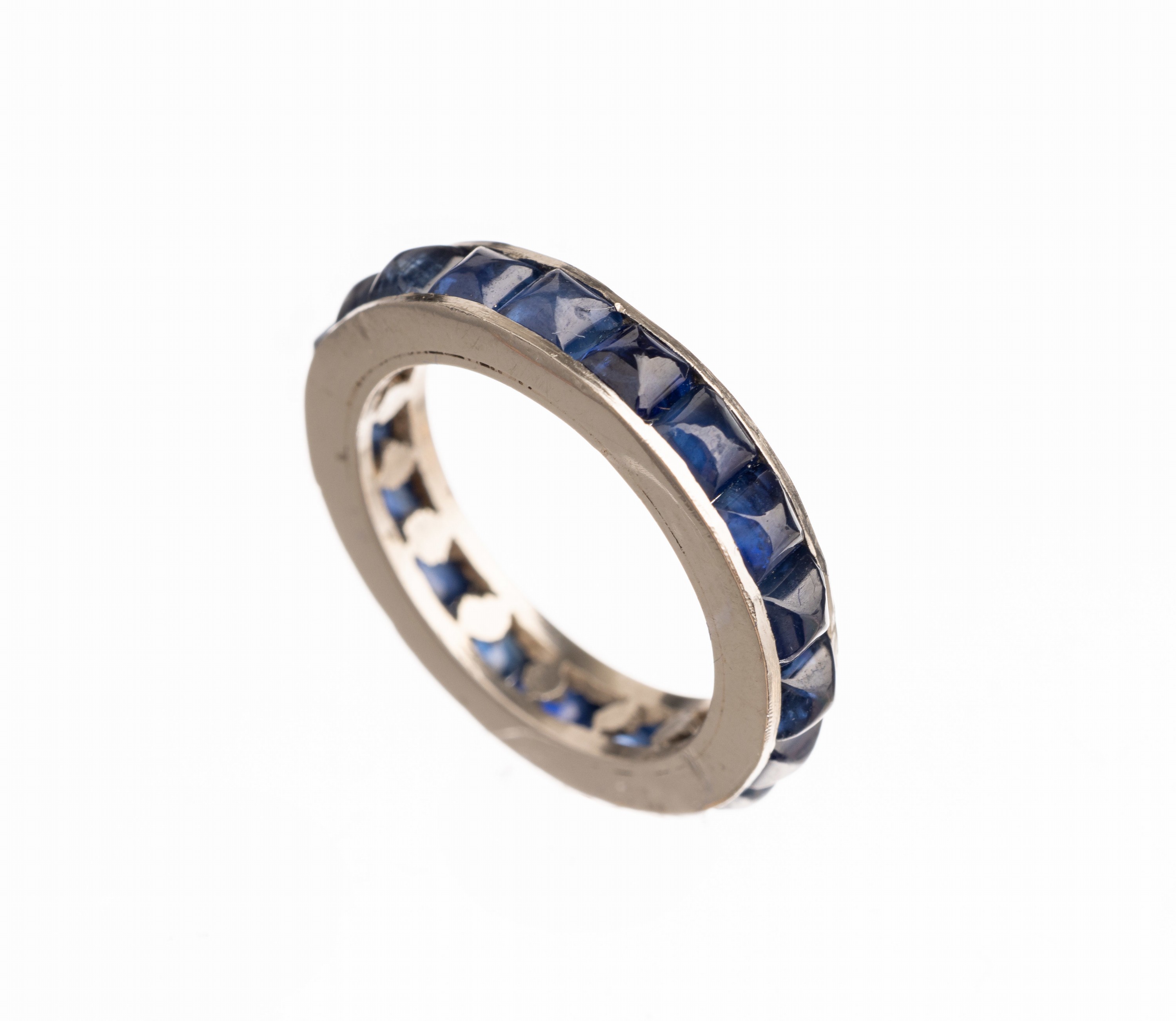 Platin Saphir Memoryring, 19 erhabene Saphir-Karrees zus. ca. 3.0 ct, Fassungen sollten überprüft werden, RW 52, total ca. 6.7 g