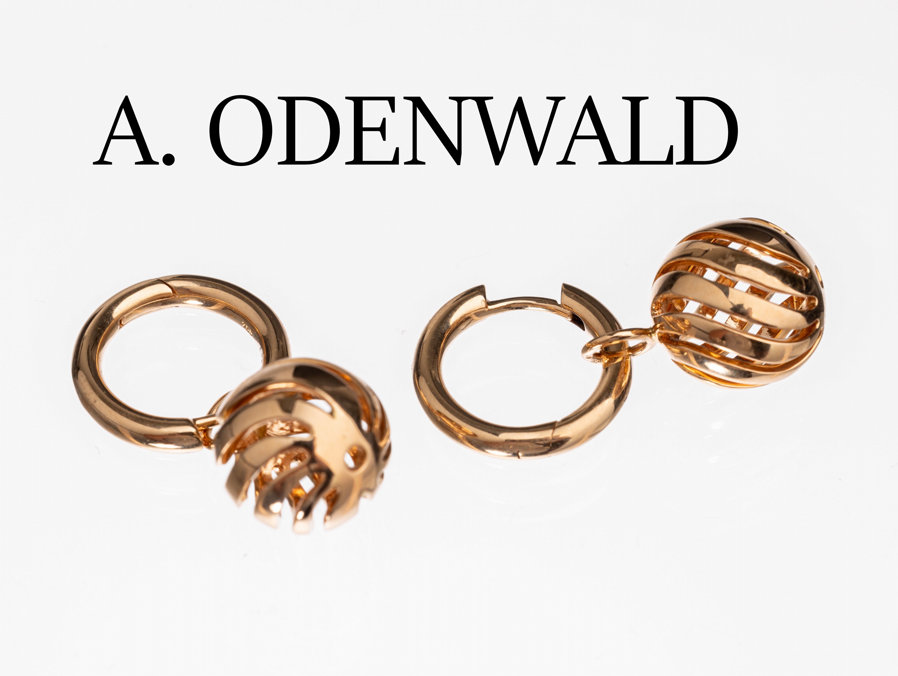 Paar 18 kt Gold ODENWALD Ohrgehänge, GG 750/000, Creolen mit Kugelabhängung, abnehmbar, Kugel mit Durchbrucharbeit, ca. 14 g