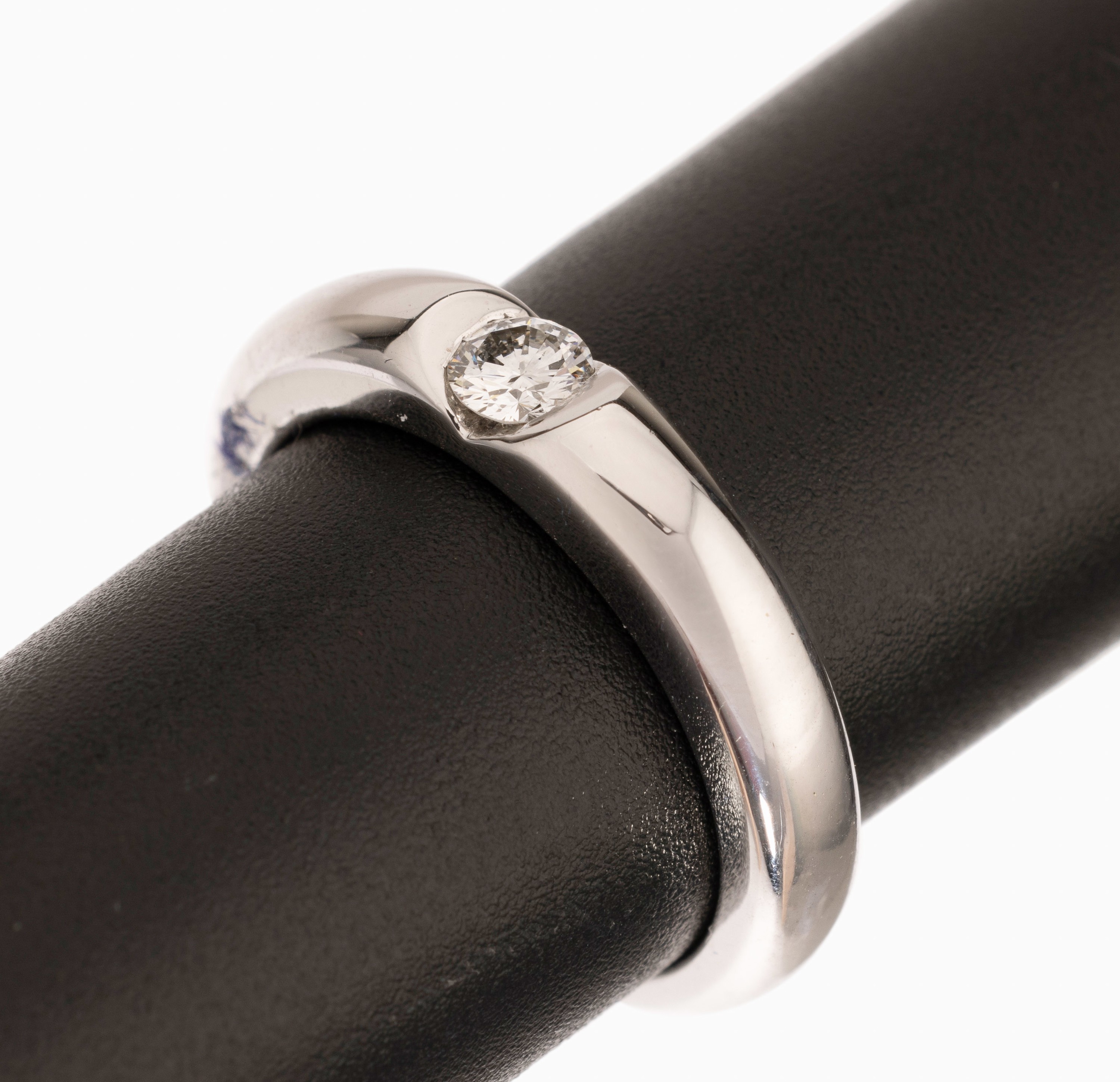 18 kt Gold Brillant-Ring, WG 750/000, einzelner Brillant ca. 0.165 ct (grav.) Weiss/si, RW 51.5, ca. 7.1 g