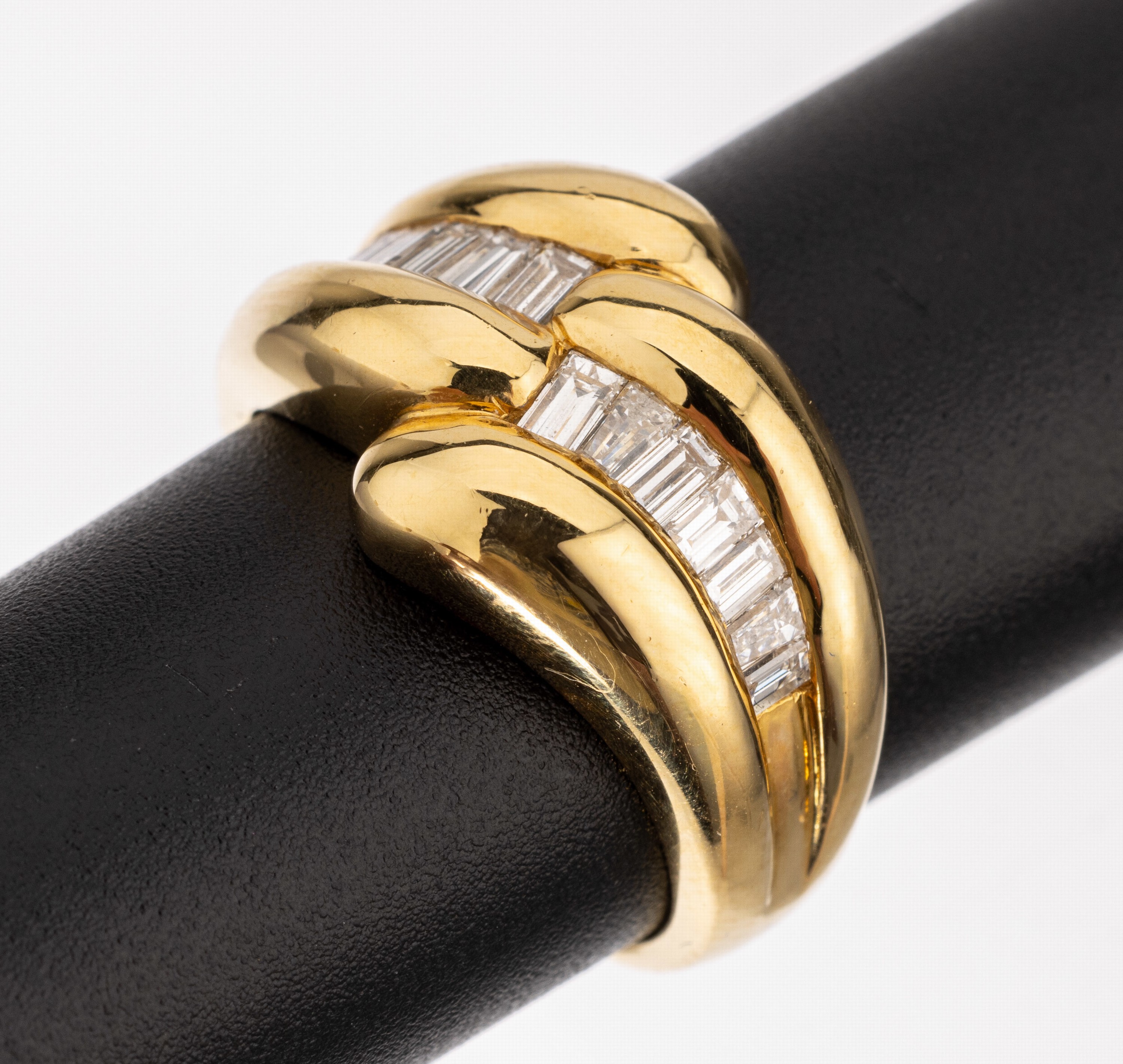 18 kt Gold Diamant-Ring, GG 750/000, breiter, geschwungener Ringkopf bes. mit Diamantbaguettes zus. ca. 0.78 ct Weiß/si, RW 53