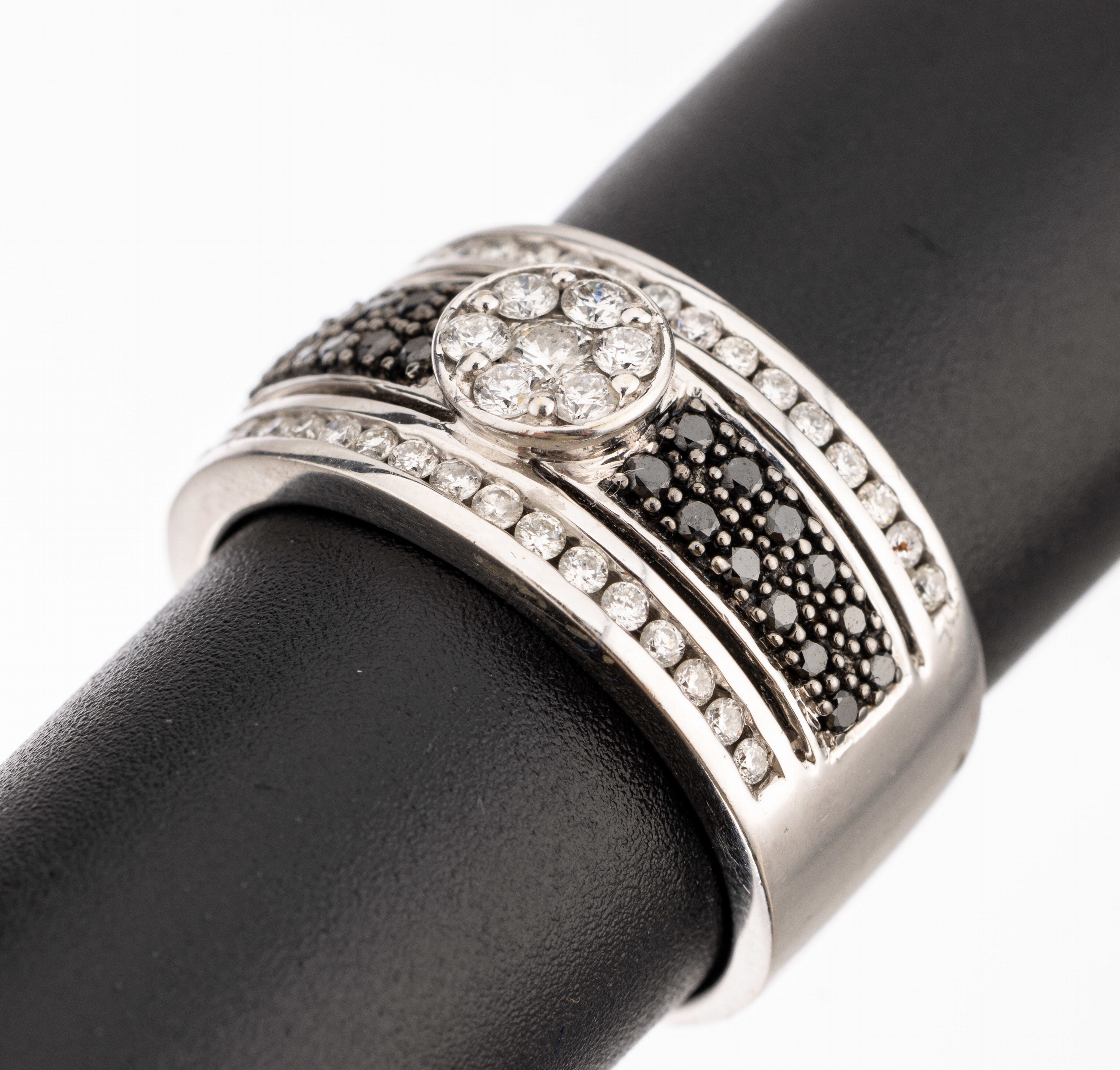 14 kt Gold Diamant-Ring, WG 585/000, 24 schwarze Diamanten (beh.) und 42 Brillanten Weiß/si, ca. 0.60 ct, RW 57, ca. 8.7 g