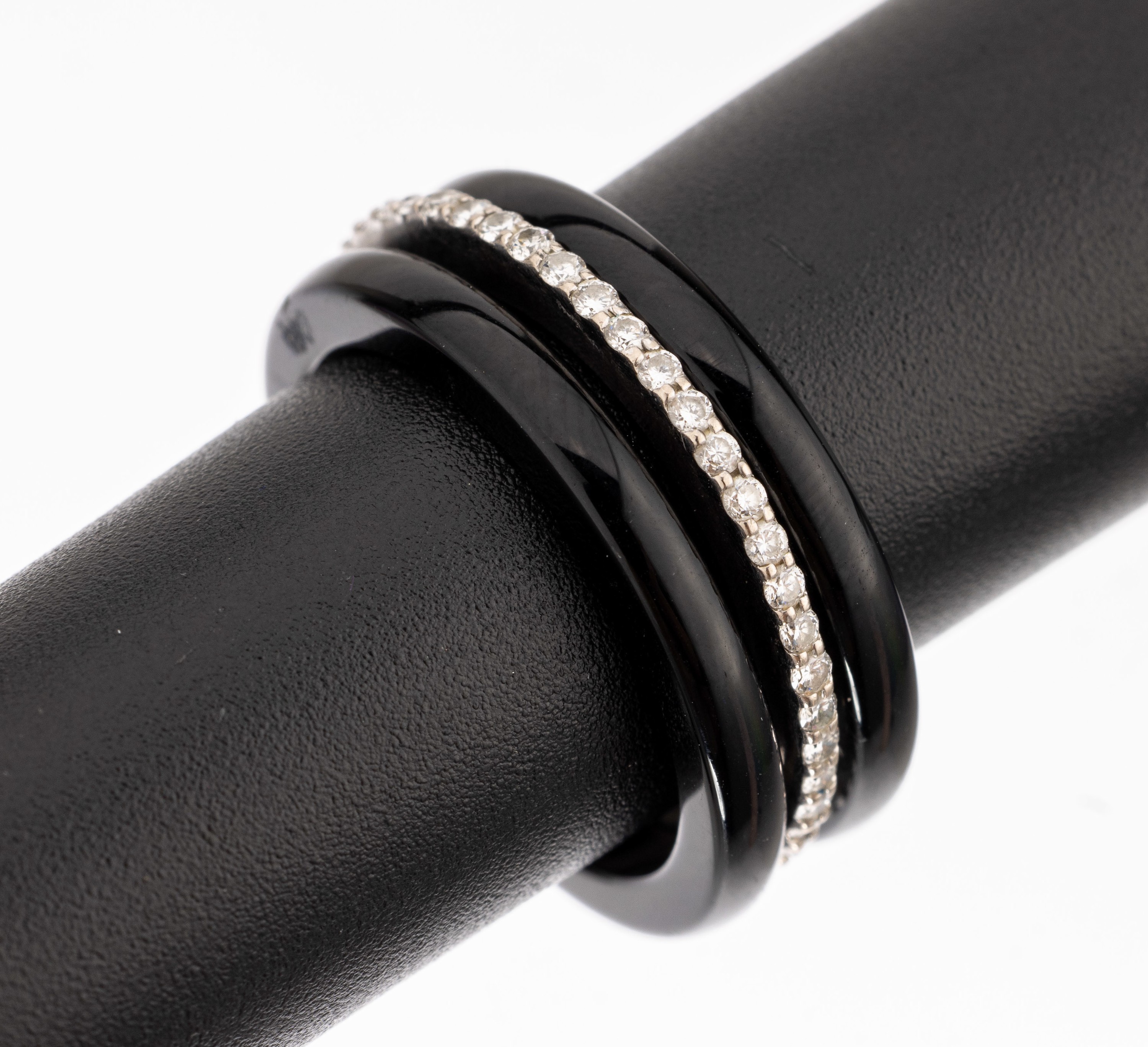 18 kt Gold Onyx-Brillant-Ring, WG 750/000, 3-tlg., 2 Ringe aus Onyx, 1 Ring aus WG mit Brillanten zus. ca. 0.50 ct Weiß/si, RW 52