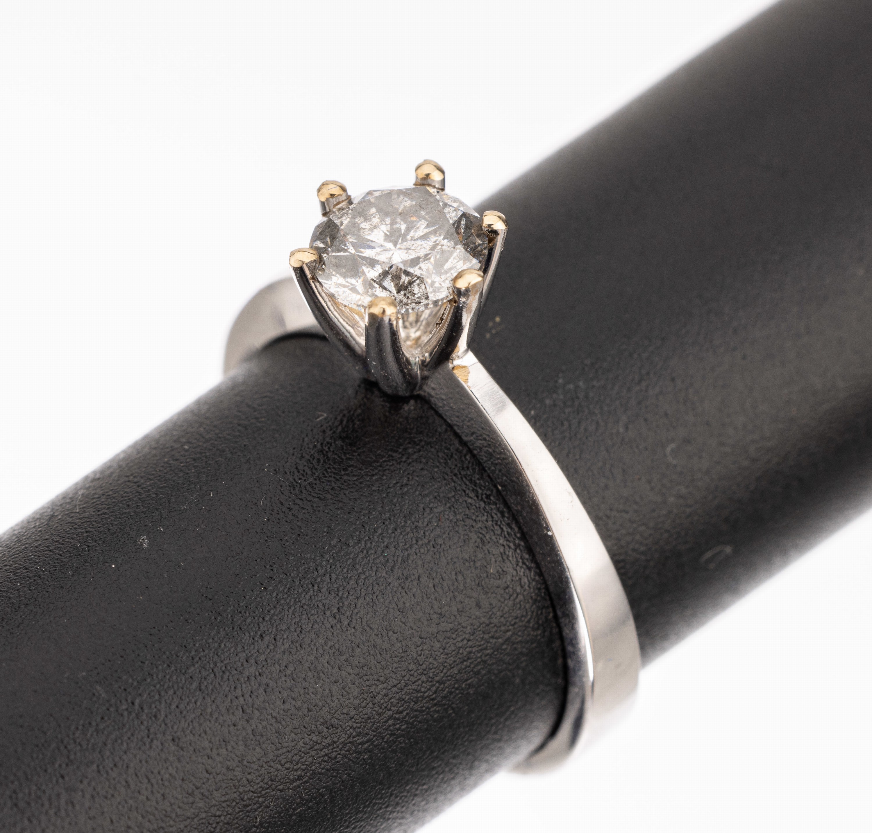 14 kt Gold Brillant-Ring, WG 585/000, Brillant ca. 1.03 ct Weiß/p2-3, Krönchenfassung, RW 56, ca. 3.7 g
