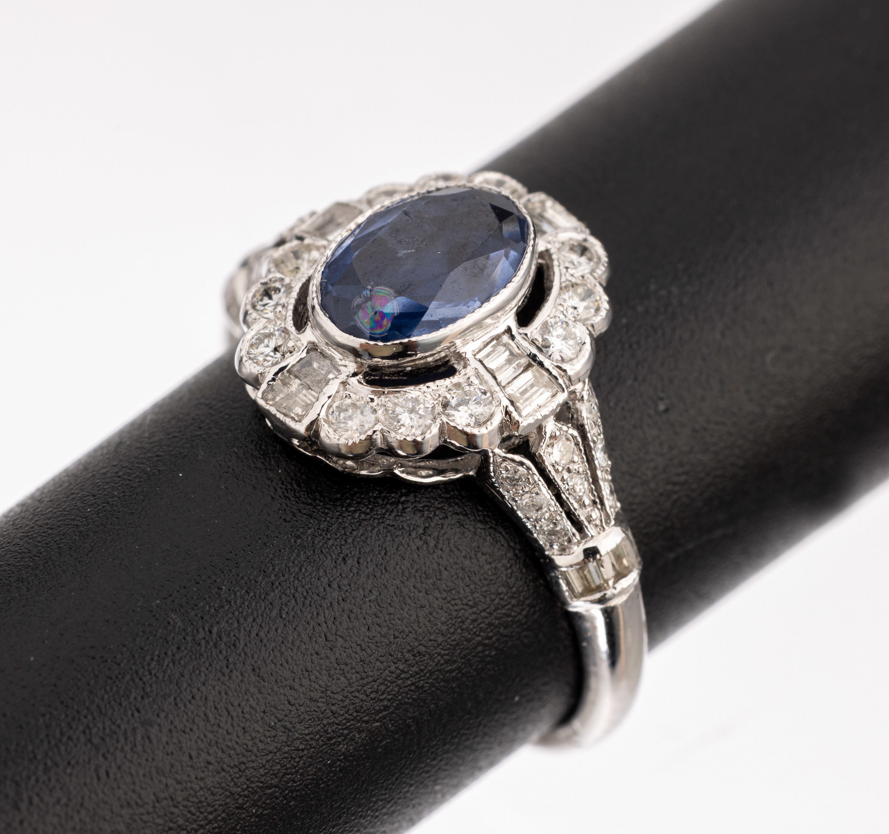18 kt Gold Saphir-Brillant-Ring, WG 750/000, ovalfacett. Saphir ca. 1.0 ct, Brillanten zus. ca. 0.50 ct Weiß/si, ca. 3.3 g, RW 54