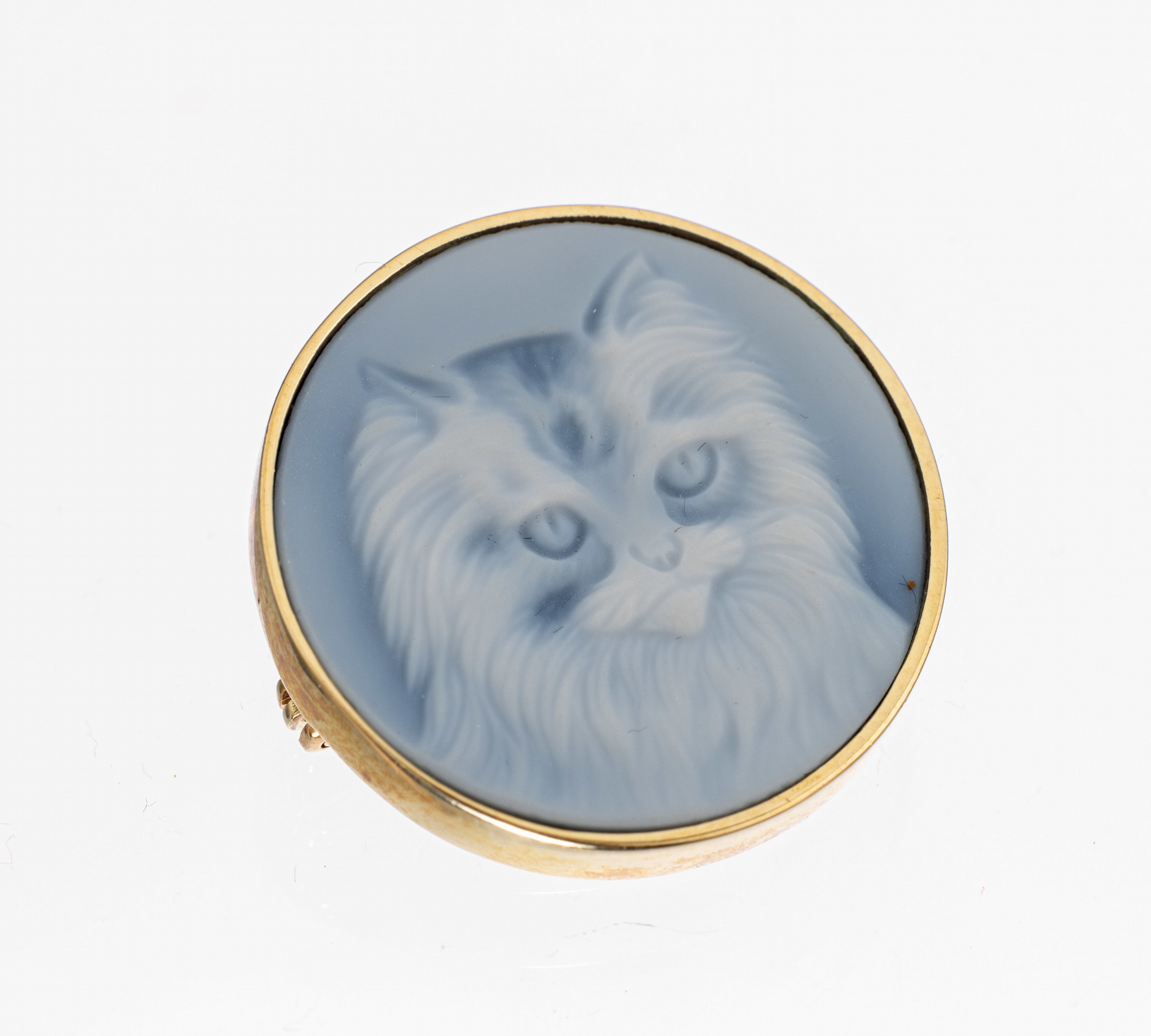 14 kt Gold Kamee-Brosche, GG 585/000, rund,Lagenstein-Kamee, Darstellung einer Katze, D. ca. 2.4 cm, auch als Anhänger tragbar, ca. 6.7 g