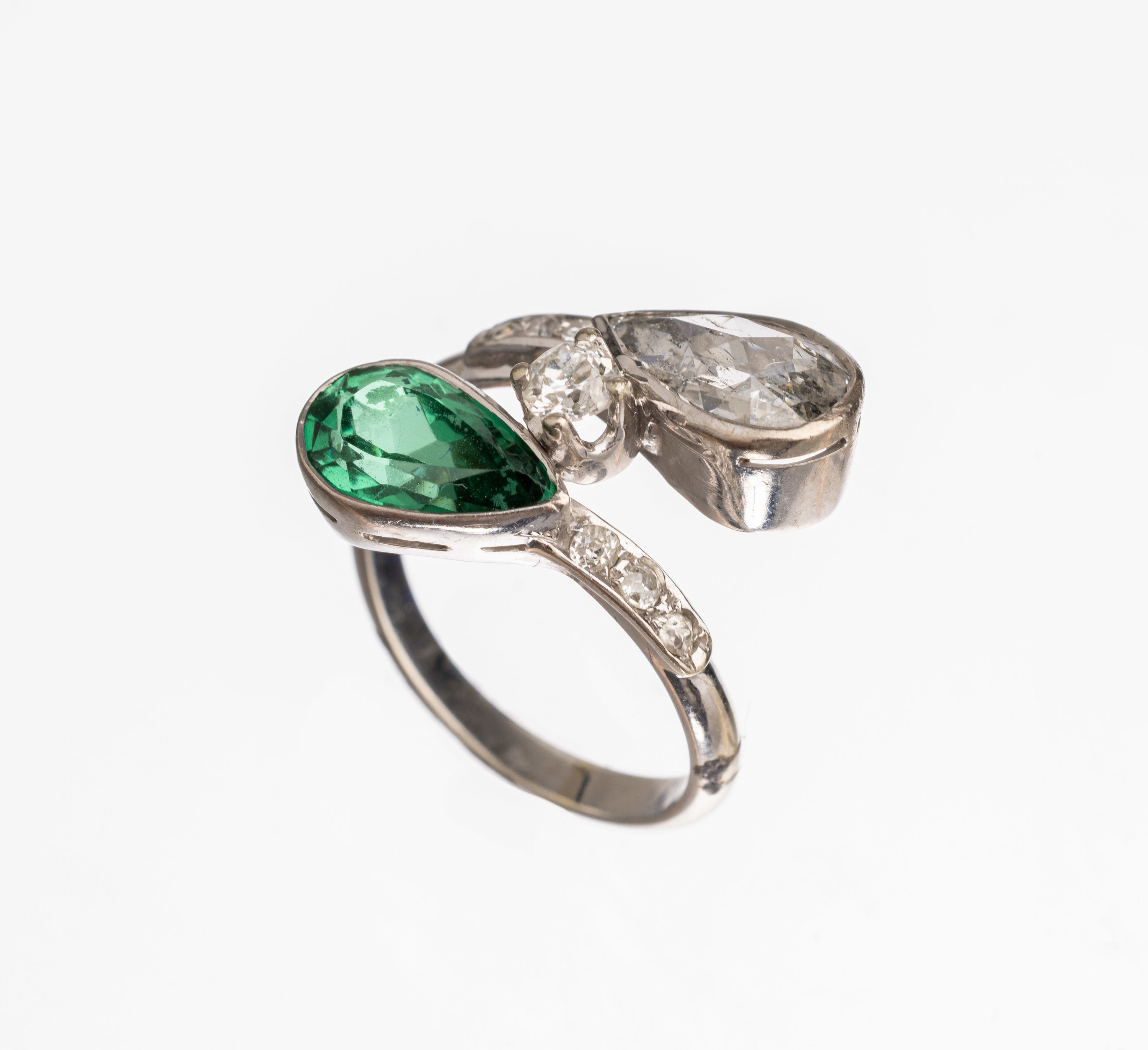18 kt Gold Diamant Tsavorith Ring, WG 750/000, Diamant-Tropfen und 7 Altschliff-Diamanten zus. ca. 1.10 ct, facett. Tsavorith-Tropfen ca, 1.0 ct, RW ...